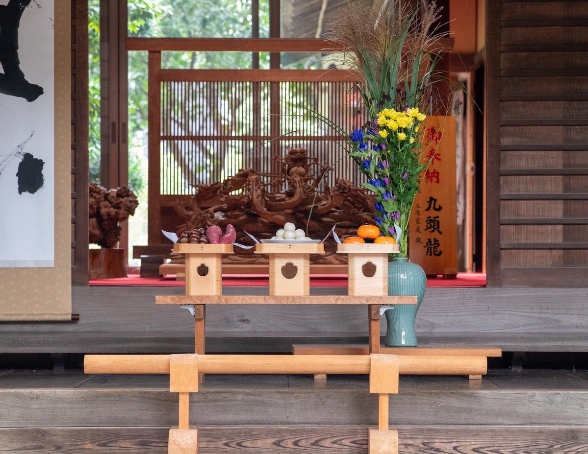 Tanashi_Shrine's tweet photo. 〜中秋の名月〜

月見団子をお供えし、夜空に浮かぶ月を眺めながら、秋の実りに感謝し、祈りを捧げてみてはいかがでしょうか🎑

今夜の東京は曇りや雨の予報となっていますが、雲の切れ間から十五夜のお月様を望める可能性もあるそうです🌕⛩️ https://t.co/7A4yAsIhZp