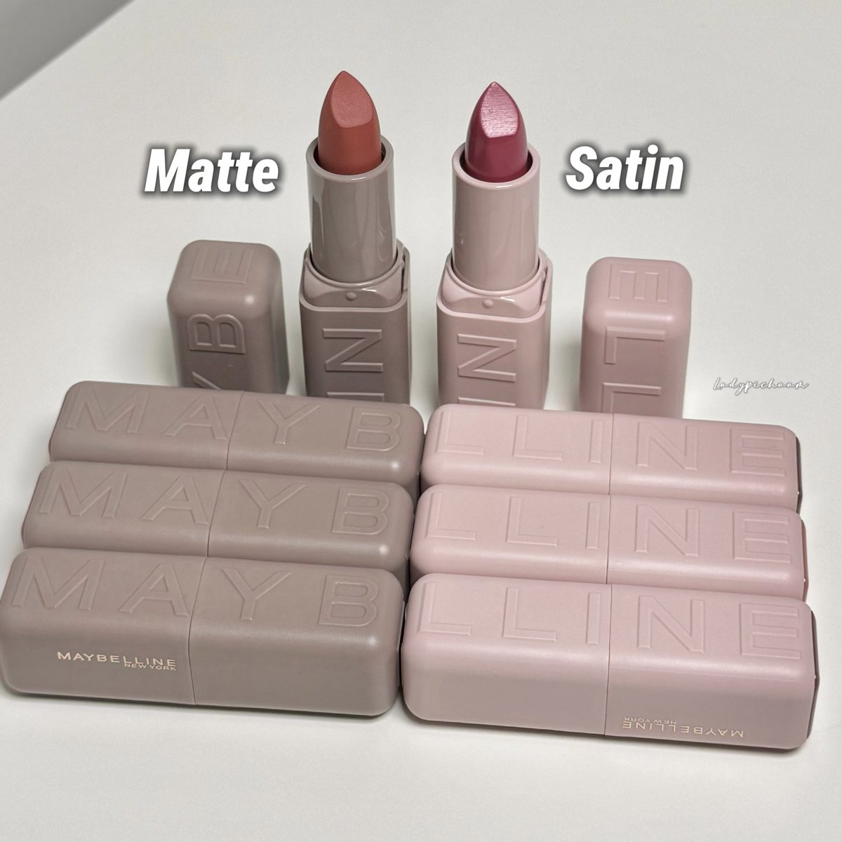 ladypichaam's tweet photo. ลิปใหม่ Maybelline Serum Lipstick พิกเมนต์ชัดมากกกก สีสวยมากทุกสีเลย กลบสีปากได้ในปาดเดียว เบาสบายปาก เนื้อดีมากทั้งเนื้อแมทท์และซาติน packaging สีเทาจะเป็นเนื้อแมทท์ สีชมพูจะเป็นเนื้อซาติน  พิชามสวอชให้ครบทุกสีเลย สวยสุดๆ ลงปากจะเป็นเนื้อแมทเบอร์ 001 นะ เริ่ดดดดด ไปตำได้ที่หน้าร้านนะ

มีขายที่หน้าร้านเท่านั้นน้า 

https://t.co/Ma4VbZX7Qb 

#ลิปเซรั่มปาดเดียวเลิฟ 
#MaybellineThailand
#ลิปเซรั่ม