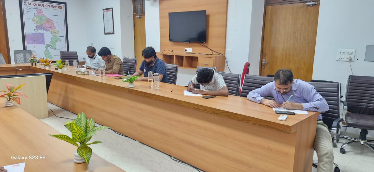 PMG_AGRA's tweet photo. हिंदी पखवाड़ा 2026 के अंतर्गत परिक्षेत्रीय कार्यालय आगरा में निबंध लेखन प्रतियोगिता का आयोजन किया गया। जिसमें सभी प्रतिभागियों ने हिस्सा लेकर अपनी प्रतिभा का परिचय दिया।
#daksewajansewa  #hindipakhwara  #indiapost  @JM_Scindia @IndiaPostOffice @PIB_India @mygovindia @cpmgup https://t.co/jZwBbcB5UR