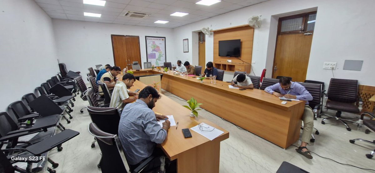PMG_AGRA's tweet photo. हिंदी पखवाड़ा 2026 के अंतर्गत परिक्षेत्रीय कार्यालय आगरा में निबंध लेखन प्रतियोगिता का आयोजन किया गया। जिसमें सभी प्रतिभागियों ने हिस्सा लेकर अपनी प्रतिभा का परिचय दिया।
#daksewajansewa  #hindipakhwara  #indiapost  @JM_Scindia @IndiaPostOffice @PIB_India @mygovindia @cpmgup https://t.co/jZwBbcB5UR