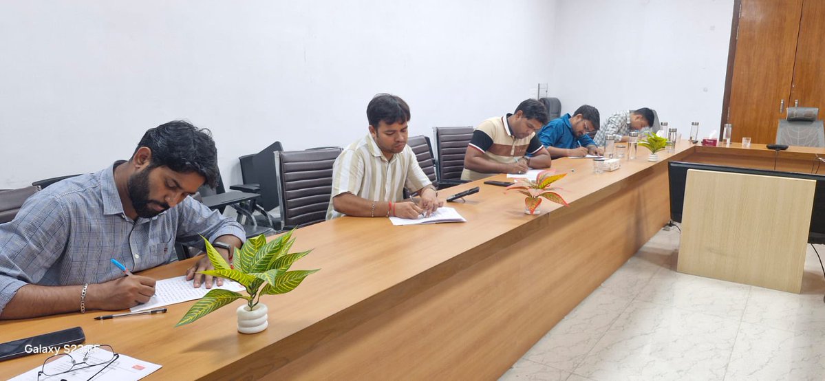PMG_AGRA's tweet photo. हिंदी पखवाड़ा 2026 के अंतर्गत परिक्षेत्रीय कार्यालय आगरा में निबंध लेखन प्रतियोगिता का आयोजन किया गया। जिसमें सभी प्रतिभागियों ने हिस्सा लेकर अपनी प्रतिभा का परिचय दिया।
#daksewajansewa  #hindipakhwara  #indiapost  @JM_Scindia @IndiaPostOffice @PIB_India @mygovindia @cpmgup https://t.co/jZwBbcB5UR