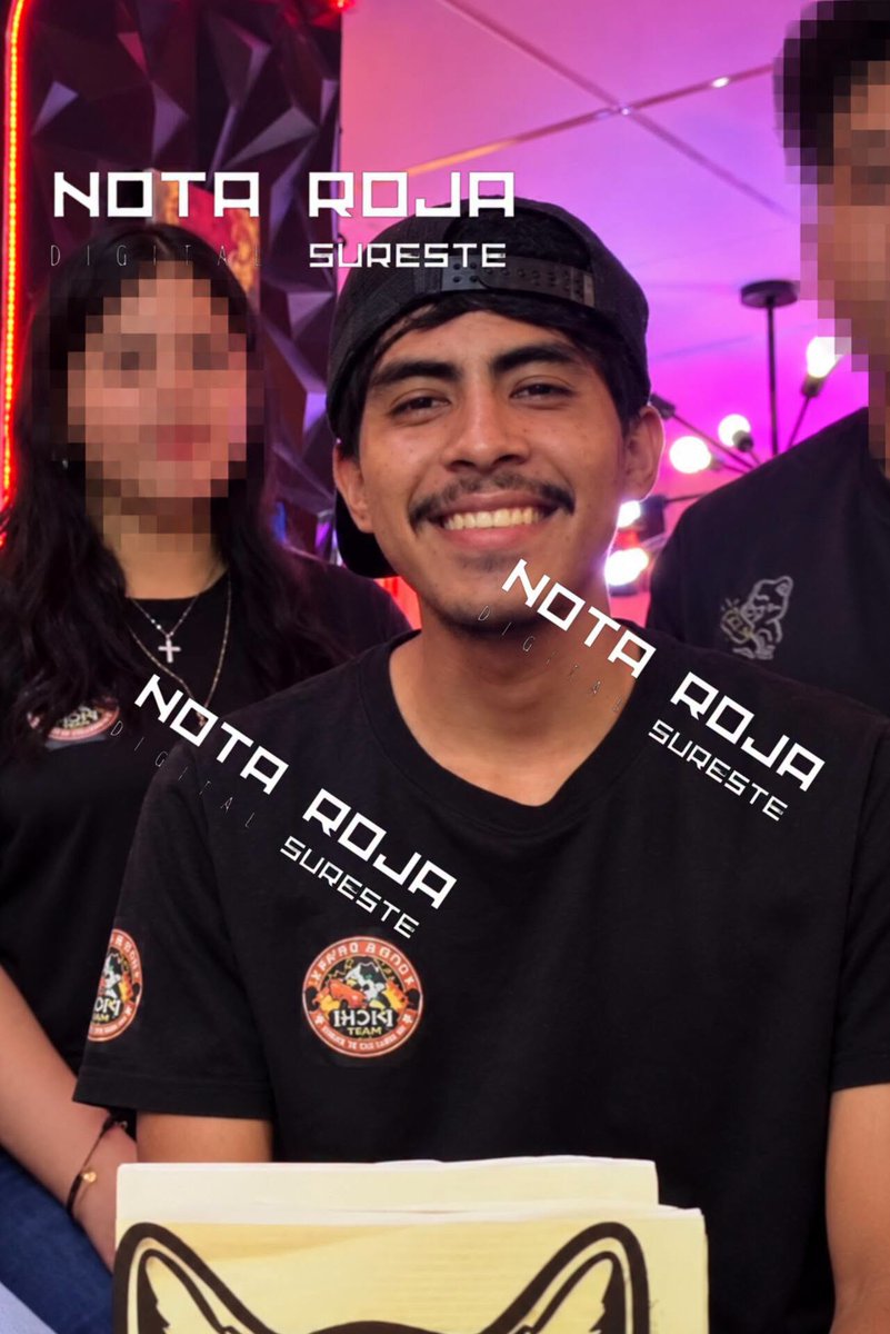NotaRojaCazarin's tweet photo. #NotaRoja #LasChoapas
Joven de 19 años es localizado sin vld4 en vivienda de la colonia Huapacalito

*De acuerdo con los primeros reportes, familiares llegaron a la vivienda alrededor de las 19:00 horas y encontraron al joven inconsciente colgando de una cadena.

Álex Cazarín
Las Choapas, Ver.- Un joven de 19 años de edad, identificado como Iván Arturo, fue localizado sin vida la noche de este jueves 24 de septiembre al interior de su domicilio, ubicado en la calle Sector Alejandro, en la colonia Huapacalito, del municipio de Las Choapas, al sur de Veracruz.

De acuerdo con los primeros reportes, familiares llegaron a la vivienda alrededor de las 19:00 horas y encontraron al joven inconsciente, colgando de una cadena, por lo que solicitaron el apoyo de Protección Civil. A la llegada de los paramédicos, únicamente pudieron confirmar que ya no contaba con signos vitales.

Versiones preliminares señalan que el joven habría permanecido solo en el domicilio desde aproximadamente las 17:00 horas. 

También se informó que previamente habría sostenido una discusión con su pareja y que, presuntamente se utilizó una c∆d3n∆, para p0n3r fln a su vld4; sin embargo, corresponderá a las autoridades determinar las circunstancias exactas del fallecimiento y establecer si este hecho tuvo alguna relación con lo ocurrido.

Iván Arturo se dedicaba a la elaboración y venta de pan, actividad por la que era conocido entre habitantes de Las Choapas. Tras confirmarse el deceso, se dio aviso a las autoridades ministeriales para realizar las diligencias correspondientes y el levantamiento del cuerpo.

Descanse en paz y brille para él luz.