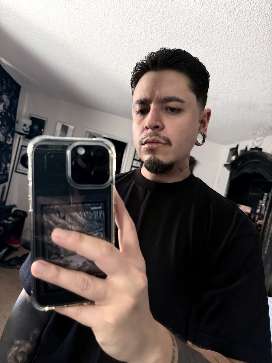 d__grim's tweet photo. Me n my 9 // #gamer #videgames https://t.co/APidiYS1lY
