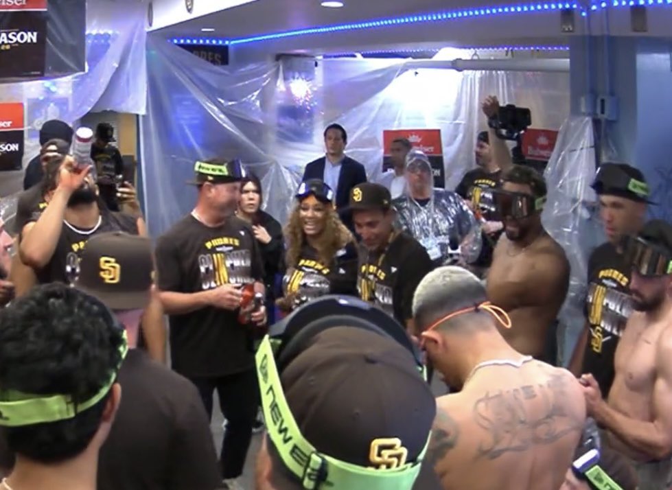 TooMuchMortons_'s tweet photo. Kwanza and Feliciano right in the middle of the celebration. Yes, yes, immerse yourself in this and spend money in the future. https://t.co/QLPk7iK9Lx