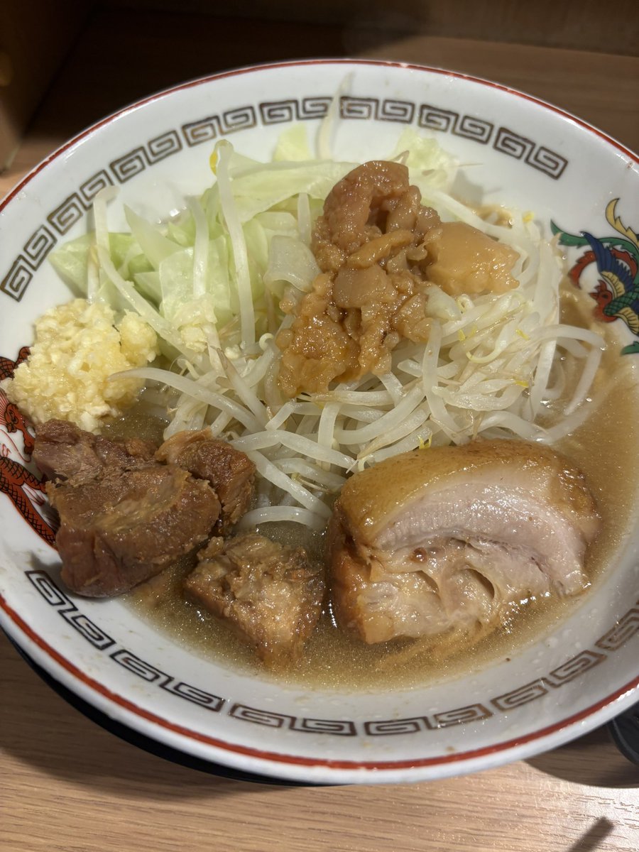 ekoizhm's tweet photo. 私の彼氏の愛おしいところ
二郎系ラーメンの油をくれるところ。本人曰く、これがないと美味しさはんげんしちゃう、おれのあげるだそうです。優しすぎ https://t.co/UyZaPFKycw