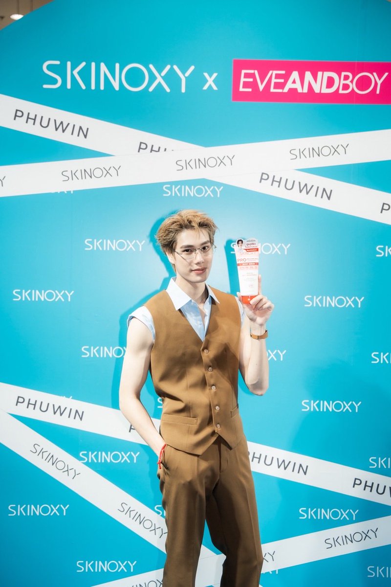 Zokzakdara2's tweet photo. SKINOXY แท็กทีม “ภูวินทร์” เสิร์ฟโมเมนต์สุดเอ็กซ์คลูซีฟใกล้ชิดแฟน ๆ
ในงาน SKINOXY x PHUWIN The Skin Detective
เปิดประสบการณ์ใหม่ ชวนคนรักผิว “ค้นหา” เบาะแสปัญหาผิวและวิธีดูแลผิวที่เหมาะกับตัวเอง

เรียกเสียงกรี๊ดจากแฟน ๆ ได้ไม่น้อย สำหรับงาน “SKINOXY x PHUWIN The Skin Detective” ที่ SKINOXY ชวนหนุ่มฮอต “ภูวินทร์ ตั้งศักดิ์ยืน” มาร่วมสร้างสีสัน พร้อมเสิร์ฟช่วงเวลาสุดเอ็กซ์คลูซีฟให้แฟน ๆ ได้ใกล้ชิดกันแบบเต็มอิ่ม ณ Parade Square, ONE Bangkok บรรยากาศภายในงานเต็มไปด้วยความสนุกและความคึกคัก เริ่มตั้งแต่พิธีกร “ก็อตจิ – ทัชชกร” กล่าวต้อนรับแขกผู้มีเกียรติและสื่อมวลชน พร้อมชวนทุกคนมาร่วมสำรวจและทำความรู้จักผิวของตัวเองผ่านกิจกรรมต่าง ๆ ภายในงาน ตั้งแต่กิจกรรม “สืบ” เบาะแสปัญหาผิว ไปจนถึงการทดลองและทำความรู้จัก ผลิตภัณฑ์ของ SKINOXY ทั้งบอดี้เซรั่มและบอดี้ครีม ที่ตอบโจทย์ปัญหาผิวในแต่ละด้าน และช่วยให้การดูแลผิวเป็นเรื่องง่ายมากขึ้น

ไฮไลต์สำคัญของงานอยู่ที่การปรากฏตัวของ “ภูวินทร์ ตั้งศักดิ์ยืน” ที่มาร่วมพูดคุยและสร้างความใกล้ชิดกับแฟน ๆ พร้อมร่วมเล่นเกมและทำกิจกรรมต่าง ๆ ภายในงาน ท่ามกลางบรรยากาศที่เต็มไปด้วยรอยยิ้มและเสียงเชียร์จากแฟน ๆ นอกจากกิจกรรมสนุก ๆ แล้ว งานครั้งนี้ยังเปิดโอกาสให้แฟน ๆ ได้ทำความรู้จักกับแนวคิดของ SKINOXY ภายใต้แนวคิด “The Skin Detective” ที่ชวนทุกคนกลับมาสำรวจและทำความเข้าใจผิวของตัวเองมากขึ้น เพื่อค้นหาวิธีดูแลผิวที่เหมาะกับตัวเองในแต่ละวัน โดยมุ่งให้คนรุ่นใหม่สามารถทำความเข้าใจเรื่องผิวได้ง่ายขึ้น และเลือกดูแลผิวได้อย่างเหมาะสมกับไลฟ์สไตล์ของตัวเอง สำหรับการร่วมงานในครั้งนี้ “ภูวินทร์” ยังได้ร่วมสร้างสีสันผ่านกิจกรรมต่าง ๆ ภายในงาน พร้อมส่งต่อโมเมนต์ใกล้ชิดให้แฟน ๆ ได้ร่วมสนุกและเก็บความประทับใจกลับไปอีกด้วย

“ภูวินทร์” เผยว่า จริง ๆ ร่วมงานกับ SKINOXY มาสักพักแล้ว รู้สึกดีใจมาก ๆ ที่ได้มาร่วมงานวันนี้ ส่วนเรื่องการดูแลตัวเองเป็นสิ่งที่สำคัญสำหรับผม ยกตัวอย่างตัวเราเอง พอทำงานด้านนี้ก็ต้องใช้ผิวทุกวัน ไม่ว่าจะเป็นใบหน้า คนส่วนมากหากนึกถึงผิว ในอาชีพเราจะนึกถึงใบหน้า แต่จริง ๆ ไม่ใช่แค่หน้าแต่เป็นผิวทั้งตัว ดังนั้นจึงต้องดูแลผิวส่วนอื่นด้วย หลายครั้งจึงต้องใช้ตัวช่วย เราอยู่เมืองไทย อากาศร้อน เจอมลภาวะ แดดก็แรง เจอฝุ่นควัน ผิวแต่ละคนก็ไม่เหมือนกันอีก บางคนผิวแห้ง บางคนผิวหมองคล้ำ มีริ้วรอย ดังนั้น SKINOXY ก็เลยได้พัฒนาสินค้าออกมาหลาย ๆ สูตร เพื่อให้เหมาะกับผิวแต่ละคน

ส่วนถ้าให้แนะนำกับแฟน ๆ ก็มีบอดี้เซรั่ม สูตร Resorcinol ที่เหมาะกับปัญหาสีผิวไม่สม่ำเสมอ ผิวมีจุดด่างดำ และเป็นตัวที่เด่นของ SKINOXY และที่ผมชอบใช้อีกตัวก็จะเป็นบอดี้ครีม สูตร Urea หลอดสีน้ำเงิน เพราะผมเป็นคนผิวแห้ง แต่ทั้งหมดต้องลองดูว่าอะไรเหมาะกับผิวตัวเอง เพราะผิวแต่ละคนก็ไม่เหมือนกัน

ส่วนวิธีดูแลผิวของผมคือ หนึ่ง กินน้ำเยอะ ๆ ทุกคนทำได้แน่นอน สองคือเรื่องการอาบน้ำ เลี่ยงอาบน้ำร้อน เพราะผิวจะแห้ง โดยเฉพาะเวลาไปต่างประเทศ และอันที่ 3 ก็ใช้ SKINOXY เพราะช่วงหลังอยู่บนเครื่องบินเยอะ อากาศบนเครื่องบินแห้ง อาจปากแตก ผิวลอกบ้าง SKINOXY ก็ช่วยได้เหมือนกัน สุดท้ายผมขอฝาก SKINOXY ด้วย ตอนนี้มีหลายสูตร อยากให้ไปลองดู สามารถซื้อได้ที่ EVEANDBOY และร้านค้าชั้นนำทั่วไปครับ”

ด้าน SKINOXY ยังคงเดินหน้าสร้างการดูแลผิวที่ตรงจุดและเข้าใจง่าย ผ่านกิจกรรมที่ชวนทุกคนสำรวจและทำความรู้จักผิวของตัวเอง เพื่อให้การดูแลผิวเป็นเรื่องง่าย เข้าถึงได้ และช่วยเสริมความมั่นใจในทุกวัน พร้อมพัฒนาผลิตภัณฑ์ที่ตอบโจทย์ความต้องการของผิวที่หลากหลาย เพื่อให้ทุกคนเลือกดูแลผิวได้อย่างเหมาะสมกับตัวเอง

#phuwintang #Skinoxy #SkinoxyxPhuwin #SkinoxyTheSkinDetective #GMMTV