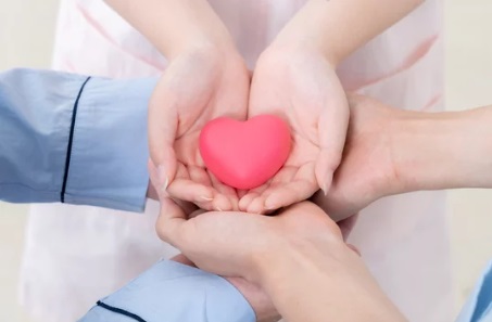 HMReview_jp's tweet photo. 【在支診薬剤師の視点から考える、地域の薬局との協働がもたらす価値】
・処方せんの裏側にある、医師の意図とジレンマ
私は在宅療養支援診療所（在支診）に所属する薬剤師として、日々多職種と連携しながら地域医療に携わっています。在支診薬剤師という立場で診療所の内部に身を置くことで初めて見えてきたのは、地域の薬局薬剤師から診療所へ日々送られてくる情報が、診療所の意思決定や医師の治療方針に大きな影響を与えているという事実です。
在宅医療の現場では、医師、看護師、リハビリ職、相談員など多くの職種が一人の患者を支えています。そのなかで薬剤師は 「薬」 の専門家としての役割を担いますが、実際には薬そのものの管理だけでなく、患者の生活や価値観に寄り添う姿勢が求められます。
診療所内で勤務していると…

続き https://t.co/v7THH3FnQs

#在宅医療の羅針盤