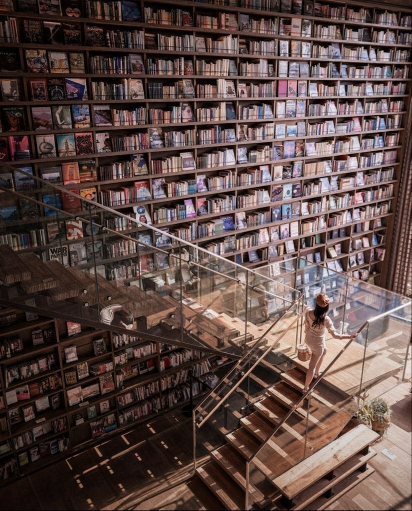 iampaolamedina's tweet photo. «Entré en la librería y aspiré aquel perfume a papel y magia que, inexplicablemente, a nadie se le había ocurrido embotellar».

Carlos Ruiz Zafón ✍️ https://t.co/EIDYdd7LqJ
