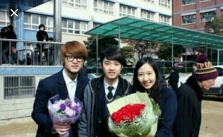 Dear2D_'s tweet photo. เห็นพี่ชายจุนมยอนที่ว่าหน้าเหมือนกันอย่างกับฝาแฝดแล้ว โดซึงซูพี่ชายคยองซูนี่ก็ได้ชื่อว่าหล่อแถมเหมือนคยองซูอยู่นะ https://t.co/7nDLUvCFhV
