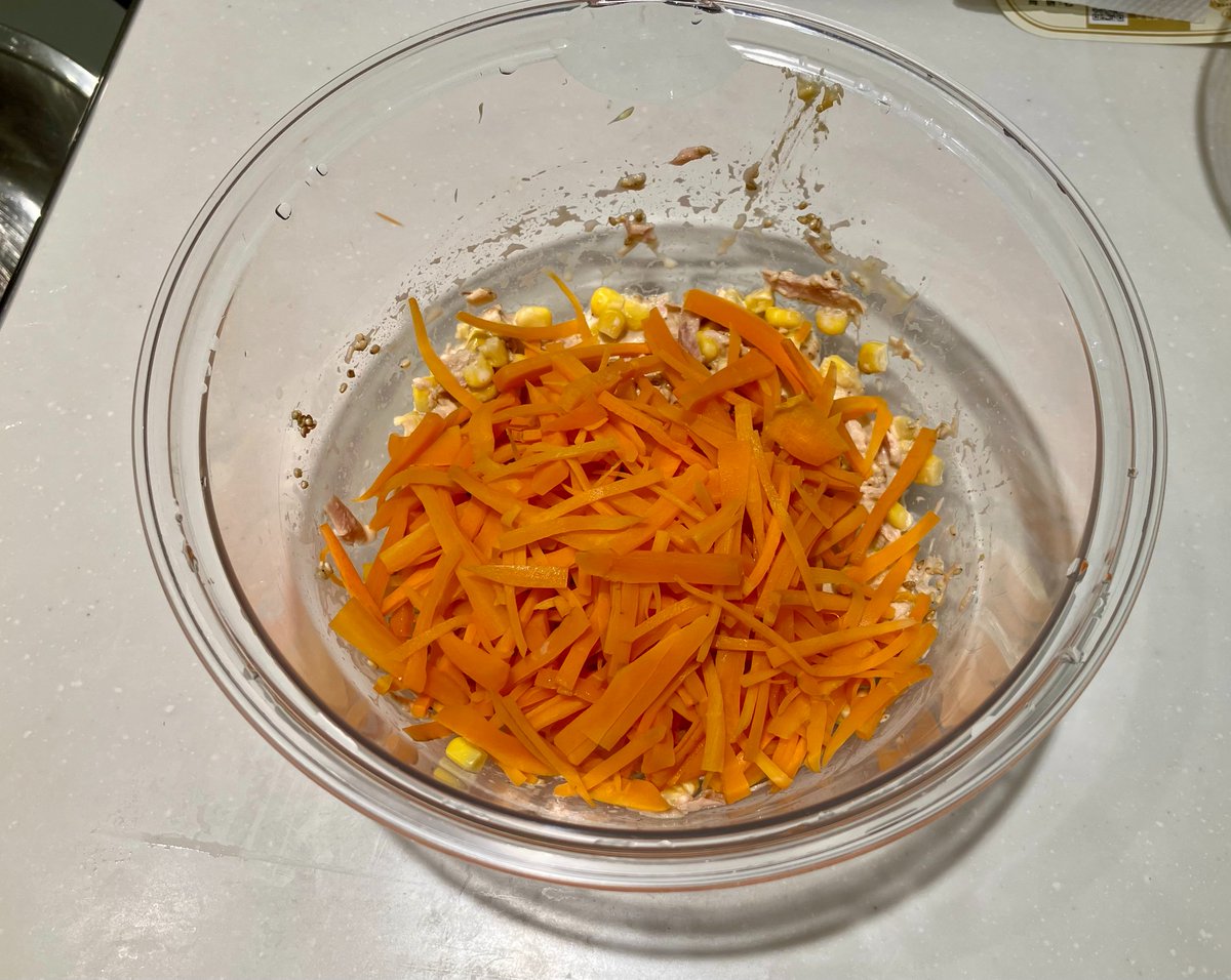 zennoh_food's tweet photo. にんじんのツナマヨ味噌サラダ
にんじん1本を千切りにして耐熱ボウルに入れ、電子レンジ600Wで4分加熱します。油を切ったツナ缶とコーン大さじ3を加え、マヨネーズ大さじ2、味噌小さじ2、白ごま大さじ1、砂糖小さじ1/2で和えたら完成です！
味噌のコクとツナマヨのうま味がにんじんと相性抜群です✨ https://t.co/HU1hPWVuv0