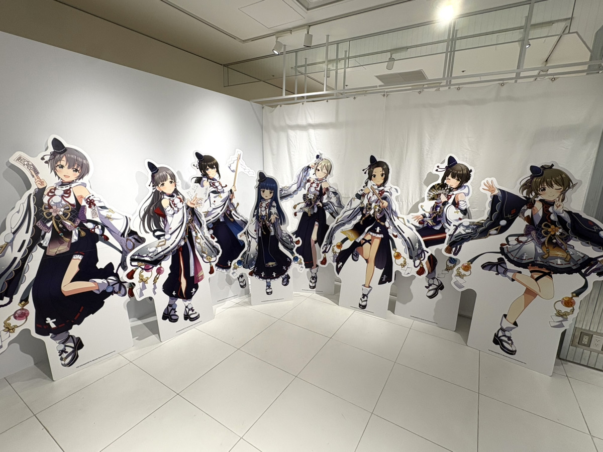 thechara_yrkc's tweet photo. 🍁アイドルマスター シンデレラガールズ POP UP SHOP🍁

明日9/26(土)より有楽町マルイ7Fに期間限定OPEN！
京まふで販売された商品の再販や、描き下ろし新規商品も多数ご用意しております💖
税込3000円以上お買い上げ毎に特典ブロマイドのお渡しや、特大アクリルフィギュアが当たる抽選会にご参加いただけます！

【9/26(土)入場ご案内】 
明日9/26(土)は先着申込による入場制限を実施いたします。
※ただいまよりLINEアプリ「mogily」にてデジタル整理券の配布を開始いたします。
＜LINE友だち登録はこちら＞
https://t.co/ylv0TNpxhi

▼お申込みはこちら
URL：https://t.co/NyLlKhfp1W

事前申し込みのお客様の入場案内が終了次第、[フリー入場]を予定しております。

期間中の入場案内・完売情報・抽選会情報などは全て当アカウントより発信いたします。

イベント詳細🔗https://t.co/ubvBESr15j
#京まふ #京まふ2026 #デレマス #idolmaster