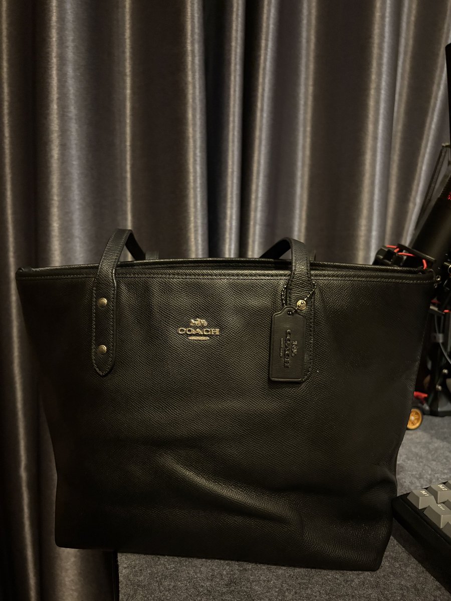 ammerrl's tweet photo. ปล่อยค่า coach zip tote black 16นิ้ว
ราคา 2390 (สภาพดีมาก) ไม่มีตำหนิจุดอื่นๆ สอบถามเพิ่มเติมได้ค่า นัดรับ กรุงเทพ ปทุม นนทบุรี

#coach #coachthailand #ส่งต่อCoach #ส่งต่อกระเป๋า #coachbag #กระเป๋ามือสอง #ส่งต่อกระเป๋าแบรนด์ #ส่งต่อlongchamp https://t.co/XXvq7dd3T2
