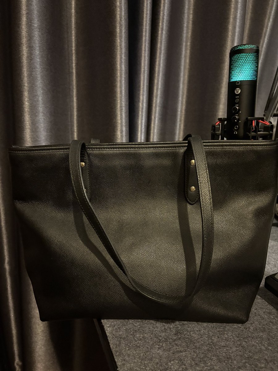 ammerrl's tweet photo. ปล่อยค่า coach zip tote black 16นิ้ว
ราคา 2390 (สภาพดีมาก) ไม่มีตำหนิจุดอื่นๆ สอบถามเพิ่มเติมได้ค่า นัดรับ กรุงเทพ ปทุม นนทบุรี

#coach #coachthailand #ส่งต่อCoach #ส่งต่อกระเป๋า #coachbag #กระเป๋ามือสอง #ส่งต่อกระเป๋าแบรนด์ #ส่งต่อlongchamp https://t.co/XXvq7dd3T2