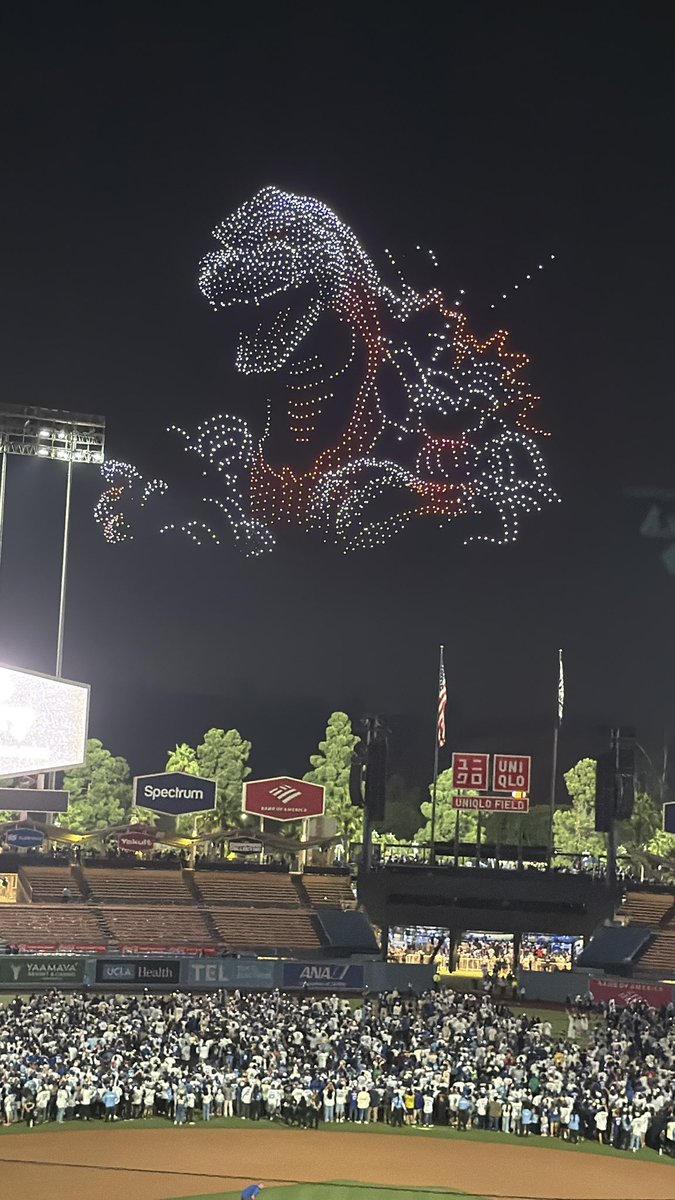 ByBlakeWilliams's tweet photo. Godzilla over Dodger Stadium https://t.co/wCFlCyQqUu