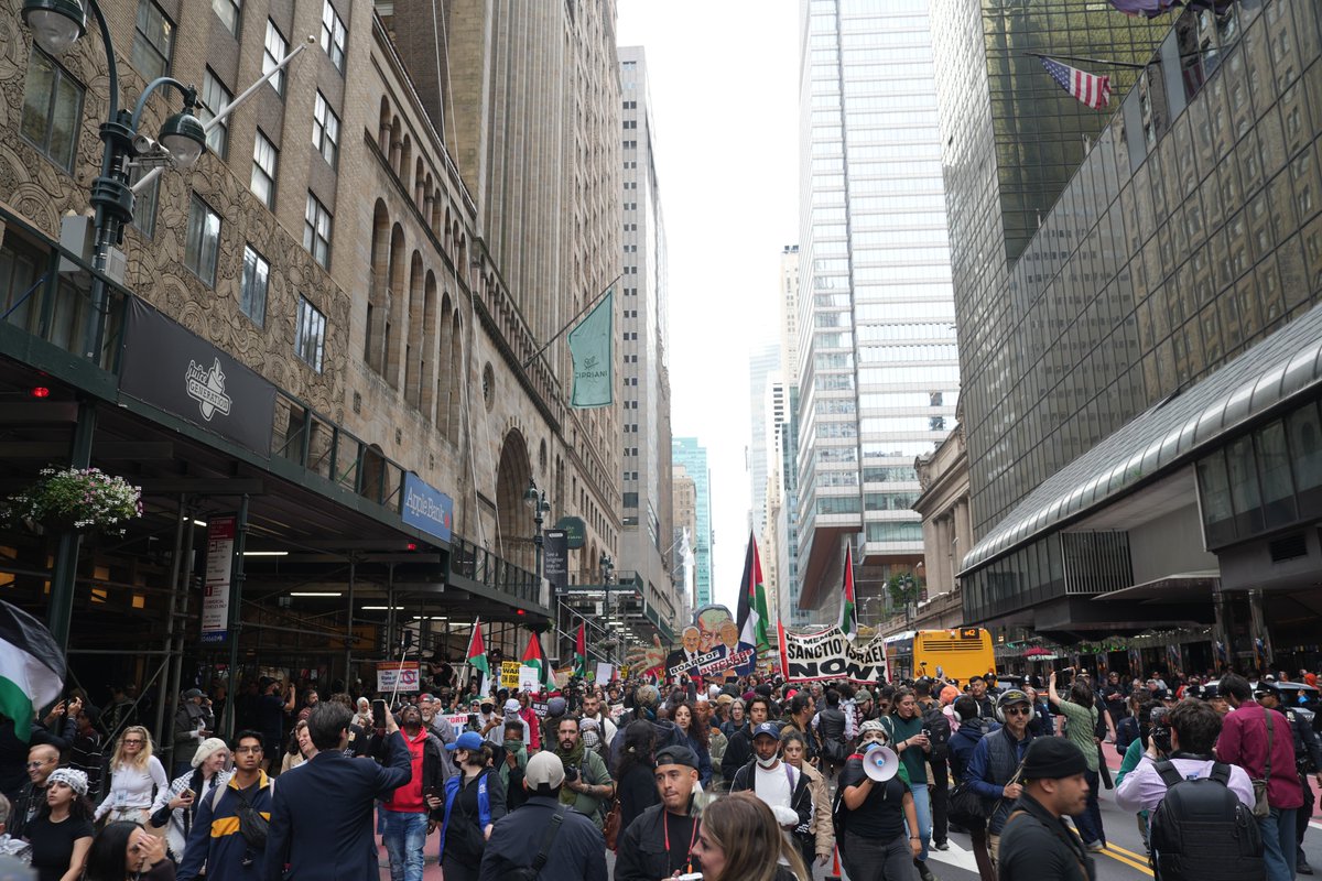 bpthaber's tweet photo. ABD'nin New York kentinde binlerce kişi, İsrail Başbakanı Netanyahu'yu protesto etmek için sokaklara çıktı. https://t.co/zg1iyXnAWB