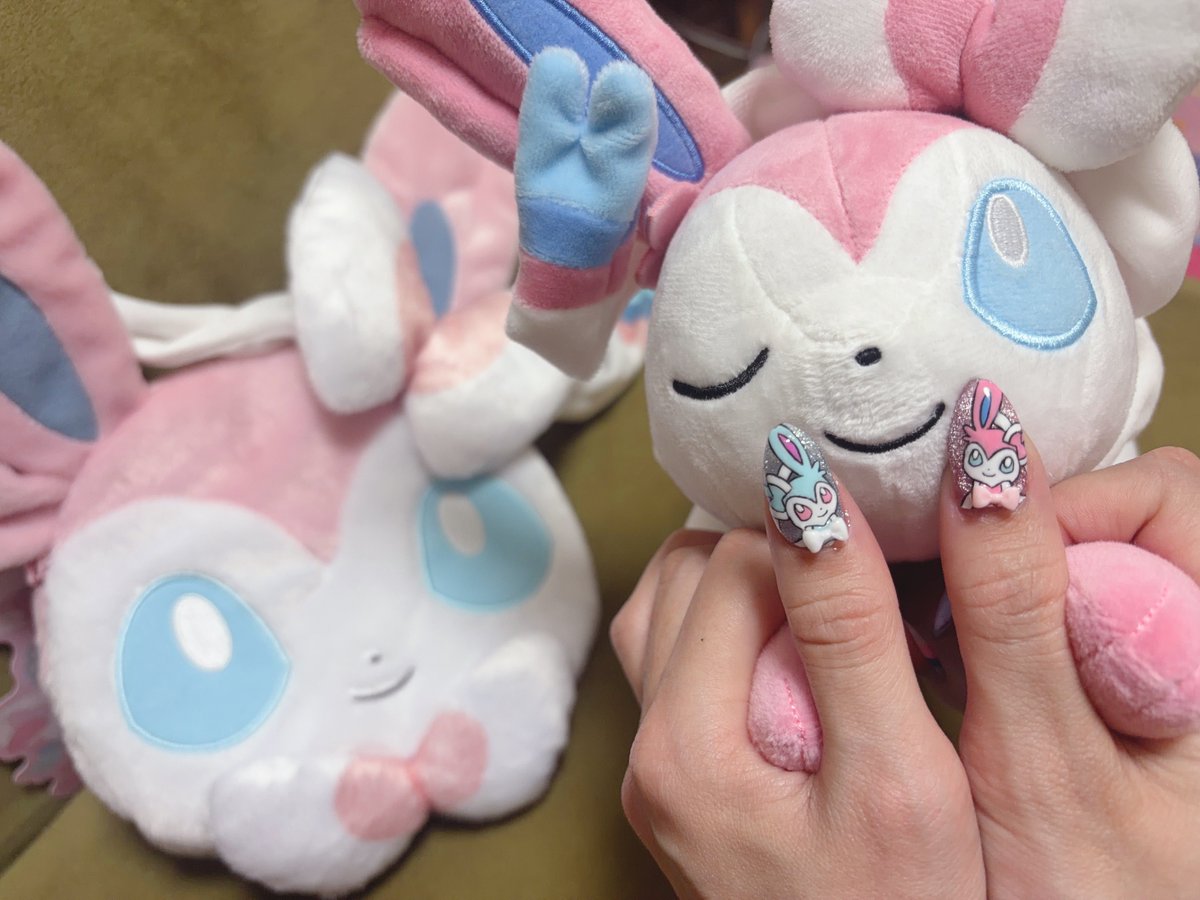 ek_126's tweet photo. ニンフィアネイル、早速お客さんに
ネイルめっちゃかわいいですね
ポケモン！！！！って言われて激嬉(՞ ܸ.ˬ.ܸ՞)

ありがとうございます🥲
昨日替えたてなんですって返したら
めっちゃいい感じです！って

ふふ~ん、頑張って書いてよかた https://t.co/tcg5uzqDx0