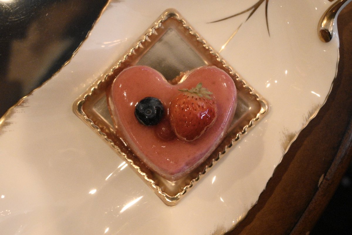 _tsowf's tweet photo. アンティークなカフェでアフタヌーンをたのしんだのもまた思い出… https://t.co/4OJxUJsaa1