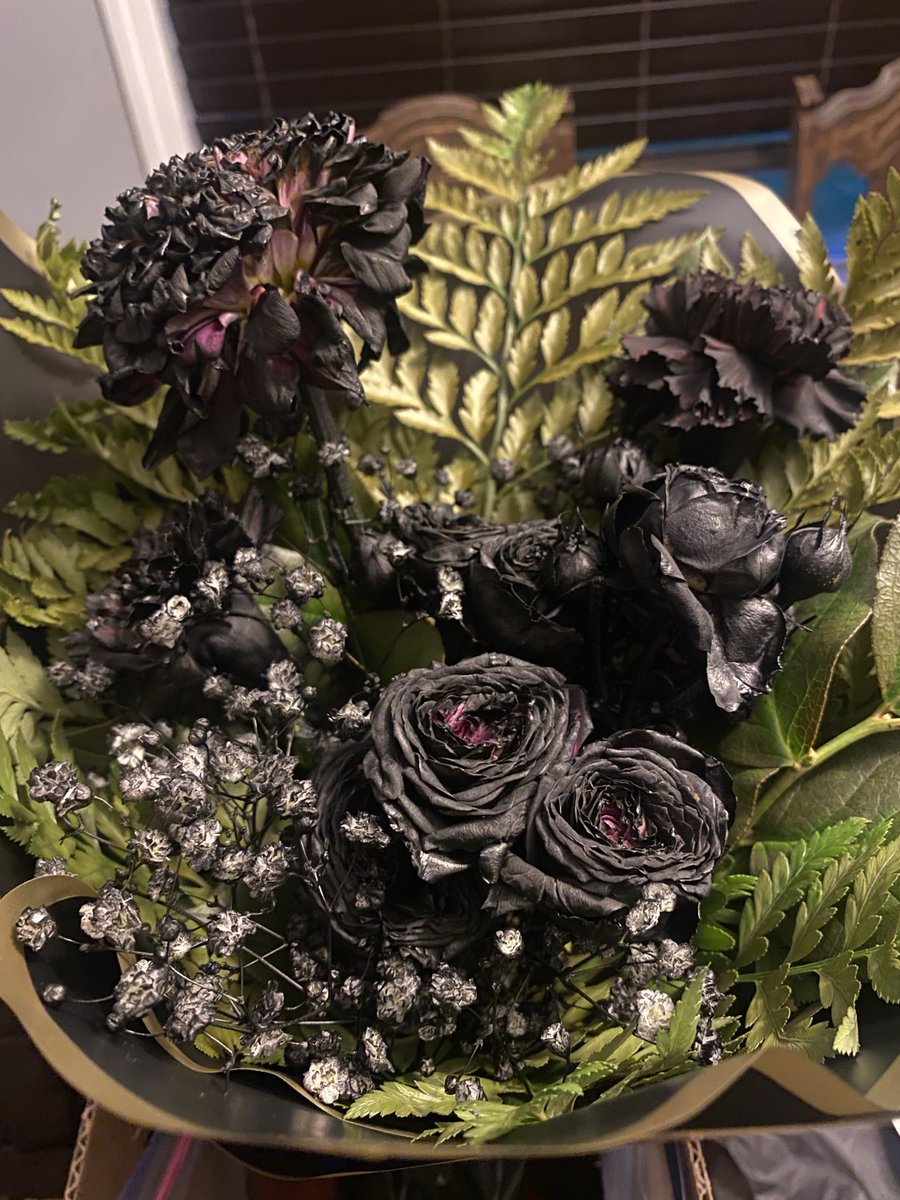 saskatchswiftie's tweet photo. @taylornation13 Thank you for the lovely bouquet! 💐 #TSTLOASTheEncore https://t.co/eal5orZdXg
