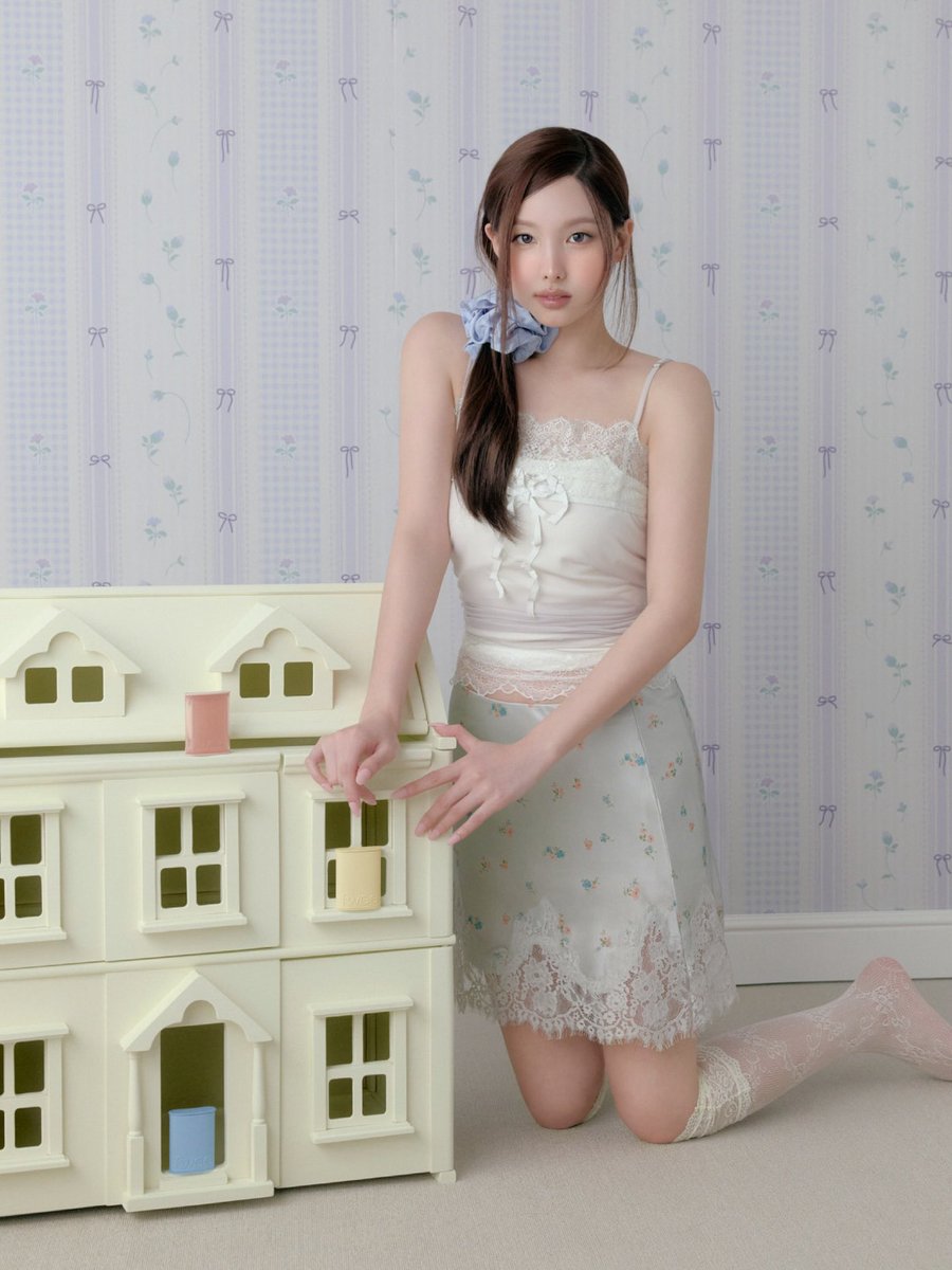 imnayeonarchive's tweet photo. 2025                                           2026 https://t.co/I3NtvKUm4h