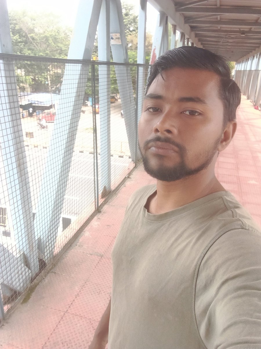 Badarud99683258's tweet photo. Ovar bris ka upar photo clic kiya comet karo all https://t.co/FlNq4ByboT