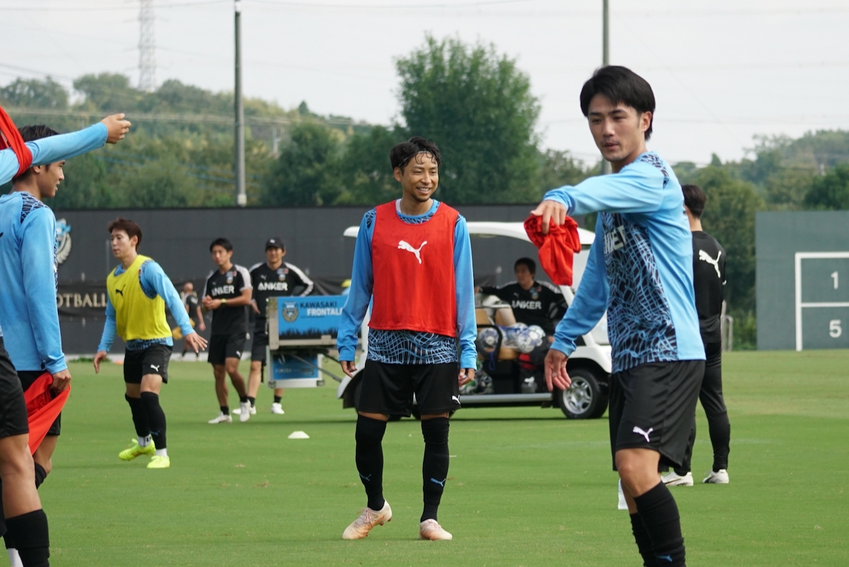 etotakashi's tweet photo. 小林悠が9月25日の公開練習で元気な姿を見せています。
引退会見後はじめての公開練習ということで、多くのサポーターが見学する中での練習で強度の高い1対1など、全メニューを消化していました。

ちなみに鬼木達監督には電話で話せたそうです。
「優勝したいから、悠をキャプテンにした。本当に勝ちたいっていうエネルギーが誰よりもあったから」との言葉をもらい、嬉しかったとのことでした。

ルヴァンカップ熊本戦(9/29)、U-21東京V戦(10/3)、天皇杯宮崎戦(10/7)と試合が続く中で出番を期待したいところです。
#frontale