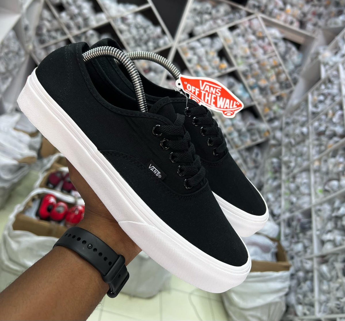 vetrakicks's tweet photo. Vans Sneakers  available 
Size 36 37 38 39 40 41 42 43 44 45 
Price 1800

Contact  0715 222 362 

📍Information House shop A3 next to bluemarks booking office along mfangano street Nairobi CBD

#vans #shoes #footwear #vetrakicks #Sneakers #sneakerhead #shoeplug https://t.co/SkHlQQFywz