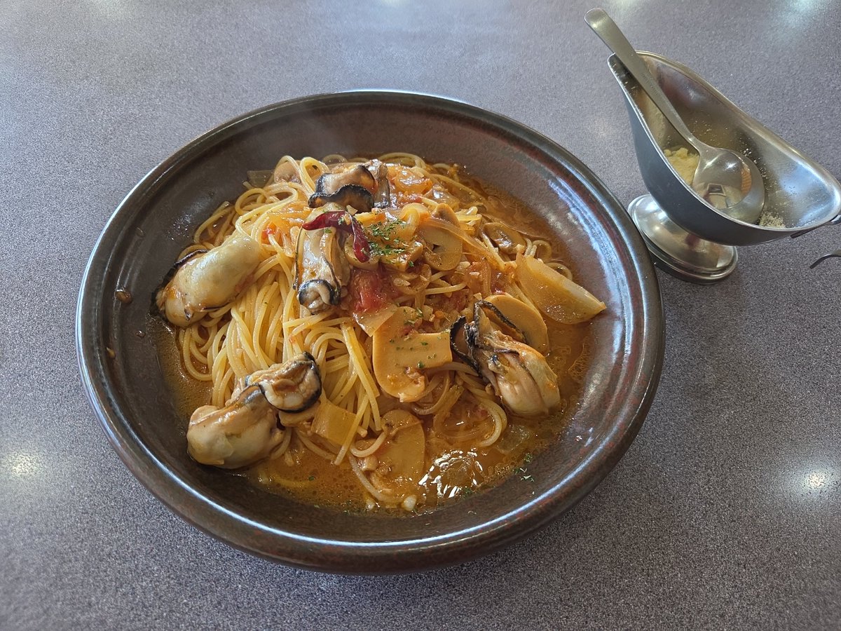 Hide_pfm's tweet photo. 塘路湖畔の国道391号線沿い『パスタ&amp;コーヒー プレッツェモーロ』牡蠣とマッシュルームのパスタ。

コクのあるトマトソースとぷりっぷりの牡蠣、やっぱりいつ食べてもなまらうまいわ😋

ご主人が化学物質過敏症とのことで、注文してから料理が出来上がるまで、車など外で待機する流れになります。 https://t.co/KQvdomZPgm