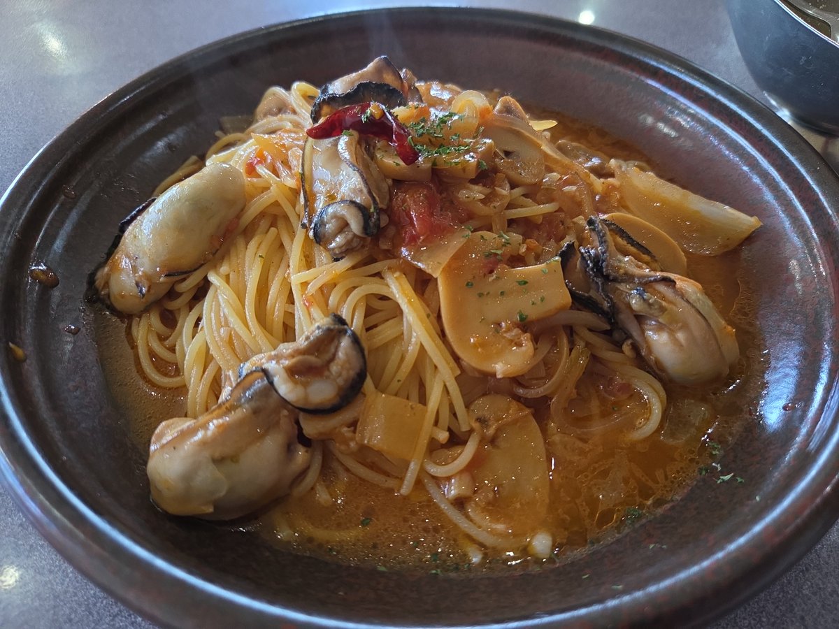 Hide_pfm's tweet photo. 塘路湖畔の国道391号線沿い『パスタ&amp;コーヒー プレッツェモーロ』牡蠣とマッシュルームのパスタ。

コクのあるトマトソースとぷりっぷりの牡蠣、やっぱりいつ食べてもなまらうまいわ😋

ご主人が化学物質過敏症とのことで、注文してから料理が出来上がるまで、車など外で待機する流れになります。 https://t.co/KQvdomZPgm