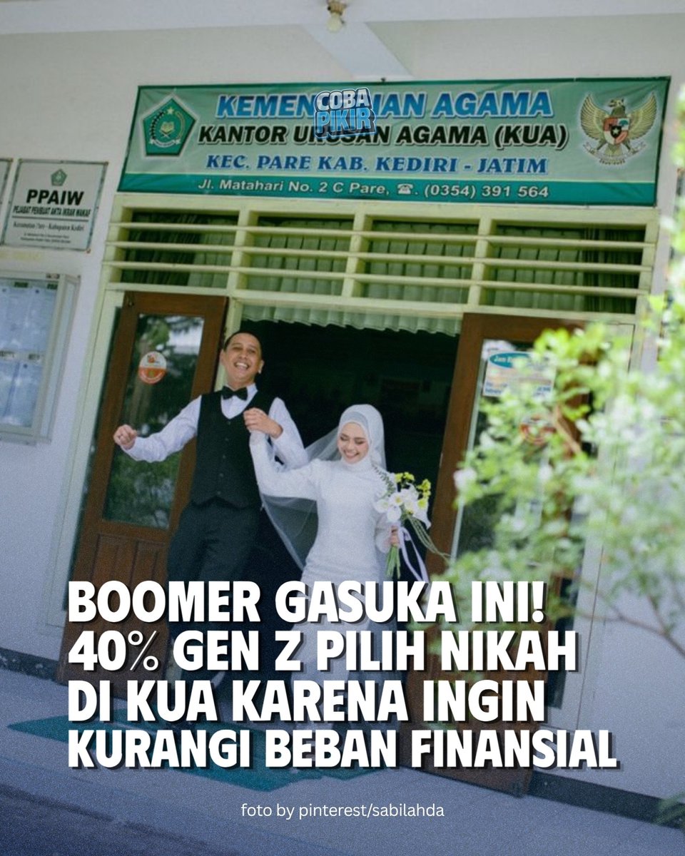 keluhkesahkonoh's tweet photo. Fenomena baru mulai muncul di kalangan Gen Z yang lebih banyak memilih menikah sederhana di KUA dibanding bikin pesta besar.

Kepala KUA Tebet, Nasrulloh, menyebut pada 2026 proporsi pernikahan di KUA naik jadi 40%, dari yang biasanya cuma 20%, dan mayoritasnya Gen Z.

Salah satu narasumber bilang memilih nikah di KUA karena gratis kalau dilakukan di jam kerja. Selain itu, mereka juga lebih pilih nabung buat kehidupan setelah menikah daripada harus punya utang gara-gara pesta.