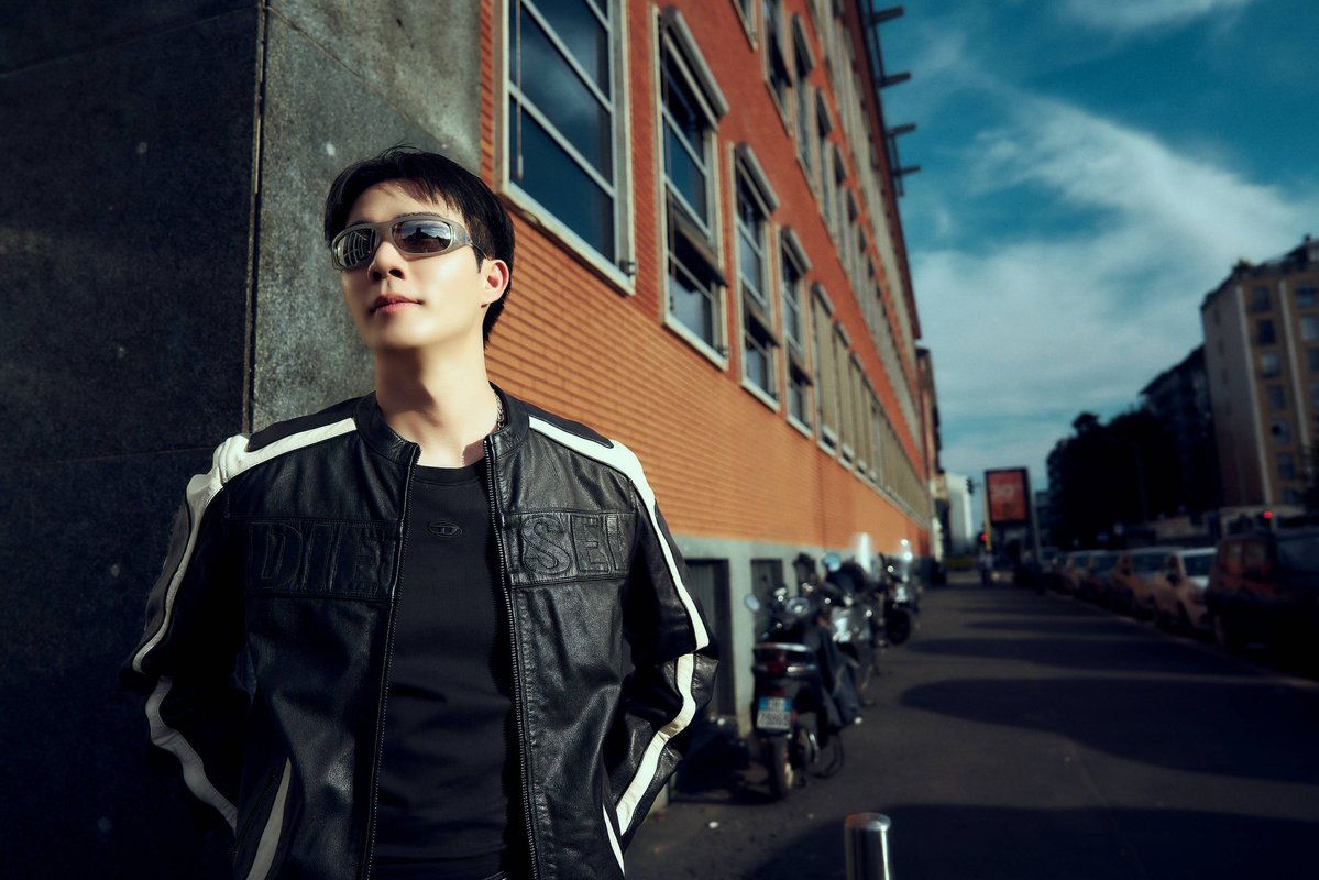 howemagazine_th's tweet photo. “ซี–พฤกษ์” @zee_pruk ร่วมชมแฟชั่นโชว์ DIESEL 
เปิดตัวคอลเลกชั่นสปริง ซัมเมอร์ 2027 ณ กรุงมิลาน ประเทศอิตาลี
DIESEL (ดีเซล) แฟชั่นแบรนด์ดังสัญชาติอิตาลี 

ตอกย้ำตัวตนแห่งความกล้า การแสดงออก และพลังแห่งความสร้างสรรค์ ผ่านแฟชั่นโชว์คอลเลกชั่นล่าสุด ณ เมืองมิลาน ประเทศอิตาลี โดยครั้งนี้ ซี – พฤกษ์ พานิช นักแสดงและแฟชั่นไอคอนจากประเทศไทย ได้รับเชิญให้เดินทางไปสัมผัสประสบการณ์แฟชั่นของ DIESEL พร้อมร่วมชมแฟชั่นโชว์อย่างใกล้ชิดในฐานะตัวแทนของแบรนด์จากประเทศไทย

#DieselSpringSummer27 #DieselZeePruk
@dieselthailandofficial #ZeePruk