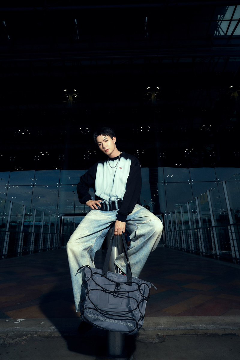 howemagazine_th's tweet photo. “ซี–พฤกษ์” @zee_pruk ร่วมชมแฟชั่นโชว์ DIESEL 
เปิดตัวคอลเลกชั่นสปริง ซัมเมอร์ 2027 ณ กรุงมิลาน ประเทศอิตาลี
DIESEL (ดีเซล) แฟชั่นแบรนด์ดังสัญชาติอิตาลี 

ตอกย้ำตัวตนแห่งความกล้า การแสดงออก และพลังแห่งความสร้างสรรค์ ผ่านแฟชั่นโชว์คอลเลกชั่นล่าสุด ณ เมืองมิลาน ประเทศอิตาลี โดยครั้งนี้ ซี – พฤกษ์ พานิช นักแสดงและแฟชั่นไอคอนจากประเทศไทย ได้รับเชิญให้เดินทางไปสัมผัสประสบการณ์แฟชั่นของ DIESEL พร้อมร่วมชมแฟชั่นโชว์อย่างใกล้ชิดในฐานะตัวแทนของแบรนด์จากประเทศไทย

#DieselSpringSummer27 #DieselZeePruk
@dieselthailandofficial #ZeePruk
