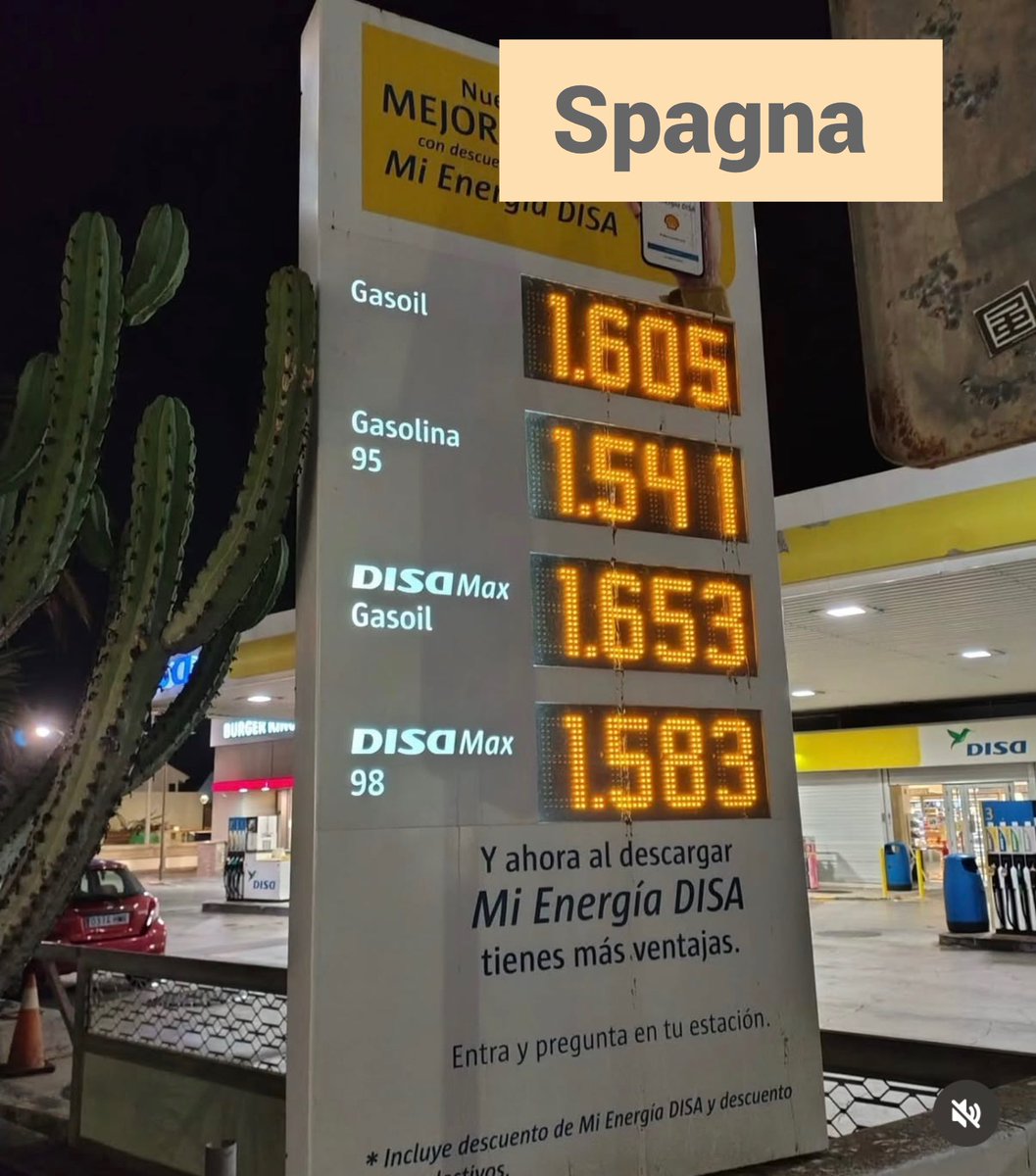 ProfMBassetti's tweet photo. Questi sono i prezzi del carburante ieri in Italia e in Spagna (prezzo delle Isole Canarie dove l’IVA è più bassa, ma in generale in Spagna costa mediamente 50 centesimi meno che in Italia) in 2 distributori. Due Stati dell’Unione Europea
Sembra che la guerra ci sia solo da noi…a meno che non ci sia qualcuno che ci specula…