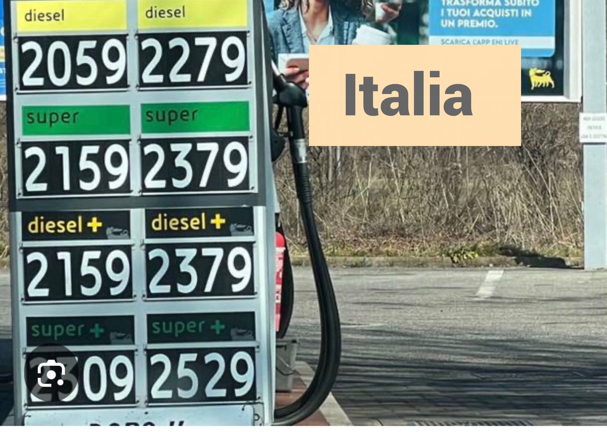 ProfMBassetti's tweet photo. Questi sono i prezzi del carburante ieri in Italia e in Spagna (prezzo delle Isole Canarie dove l’IVA è più bassa, ma in generale in Spagna costa mediamente 50 centesimi meno che in Italia) in 2 distributori. Due Stati dell’Unione Europea
Sembra che la guerra ci sia solo da noi…a meno che non ci sia qualcuno che ci specula…