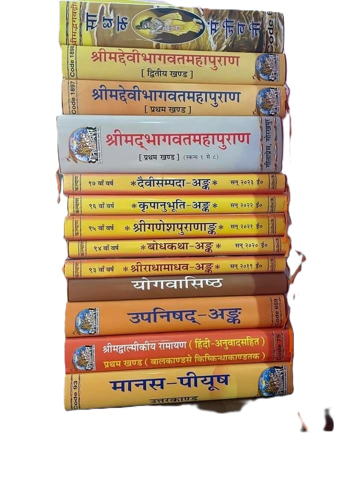 GranthFacts's tweet photo. सोशल मीडिया पर पत्थर की नंदी मूर्ति को प्रसाद चढ़ाने और बगल में खड़े जीवित भूखे बछड़े को नज़रअंदाज़ करने वाले इस विज़ुअल ने 'आस्था बनाम जीव सेवा' की एक बहुत बड़ी वैचारिक बहस छेड़ दी है। आइए किसी भी प्रोपेगैंडा से दूर होकर सीधे पावन ग्रंथों और देश के नियमों से इसका वास्तविक आध्यात्मिक सच समझते हैं:

📖 श्रीमद्भगवद्गीता (अध्याय 17, श्लोक 14) — वास्तविक श्रद्धा:

प्रभु श्री कृष्ण गीता में शारीरिक और व्यावहारिक तपस्या का असली अर्थ समझाते हुए कहते हैं—"देवद्विजगुरुप्राज्ञपूजनं शौचमार्जवम्। ब्रह्मचर्यमहिंसा च शारीरं तप उच्यते॥" 
अर्थात: देवताओं, ब्राह्मणों, गुरुओं और ज्ञानियों का पूजन करना, पवित्रता, सरलता, ब्रह्मचर्य और 'अहिंसा' (किसी भी जीव को कष्ट न देना या उसकी रक्षा करना) ही शरीर का सच्चा तप है। सनातन धर्म में हर जीवित प्राणी के भीतर 'ईश्वर का अंश' (आत्मन) माना गया है। विग्रह (मूर्ति) पूजा का उद्देश्य हमारे भीतर करुणा जगाना है; यदि मूर्ति के सामने खड़े साक्षात जीवित जीव की भूख हम नहीं देख पा रहे, तो वह पूजा अधूरी रह जाती है।

📖 पवित्र कुरआन (सूरह अल-अनाम, 6:38) — जीवों के प्रति ईश्वरीय नियम:

अल्लाह का स्पष्ट और बेहद सुंदर सामाजिक निर्देश है—"और धरती पर चलने वाला कोई जीव नहीं है और न अपने दो पंखों से उड़ने वाला कोई पक्षी, मगर यह कि वे सब तुम्हारी ही तरह (अल्लाह की बनाई) उम्मतें (समुदाय) हैं।" 

हदीस (सहीह बुखारी) के अनुसार, मोहम्मद (स.) ने फ़रमाया कि एक प्यासे कुत्ते को पानी पिलाने के कारण एक पापी व्यक्ति के सारे गुनाह माफ़ कर दिए गए थे। 
हर बेज़ुबान जीव की सेवा करना ईश्वरीय नियमों के अनुसार सर्वोच्च पुण्य है।

⚖️ भारतीय कानून और नागरिकों के मूल कर्तव्य:

भारत का संविधान अनुच्छेद 51A(g) [Article 51A(g)] के तहत देश के प्रत्येक नागरिक का यह पवित्र मूल कर्तव्य (Fundamental Duty) निर्धारित करता है कि वह वनों, झीलों, नदियों और वन्यजीवों सहित प्राकृतिक पर्यावरण की रक्षा करे, उसका संवर्धन करे और "सभी जीवित प्राणियों के प्रति दयाभाव (Compassion for living creatures) रखे।" बेज़ुबानों की रक्षा करना देश का संवैधानिक नियम है।

✨ निष्कर्ष:
पत्थर की मूर्तियों में भगवान को देखना और उन्हें पूरी श्रद्धा से भोग लगाना हमारी महान सांस्कृतिक आस्था का अभिन्न हिस्सा है, जिसका पूरा सम्मान होना चाहिए। 
लेकिन इसके समानांतर, हमारे ऋषियों ने "हरि व्यापक सर्वत्र समाना" और "जीव सेवा ही शिव सेवा है" का परम ज्ञान दिया है। वास्तविक धार्मिक चेतना वही है जो मूर्ति पर श्रद्धा रखने के साथ-साथ, सामने खड़े भूखे बेज़ुबान जीव को भी ईश्वर का ही रूप मानकर पहले उसका पेट भरे। दिखावे के पाखंड से ऊपर उठकर सात्विक कर्म अपनाना ही सच्चा राजधर्म और अध्यात्म है। 🤝🕊️

अगर आपको यह निष्पक्ष और प्रामाणिक लाइव फैक्ट स्टैंड पसंद आया, तो ऐसे ही कड़वे सच और तथ्यों के लिए हमें अभी फॉलो करें! 👉 @GranthFacts  

#FaithVsHumanity #SanatanDharma #BhagavadGita #AnimalWelfare #Article51A #QuranicWisdom #FactsMatter #GranthFacts
 https://t.co/G1ecyQeU9s