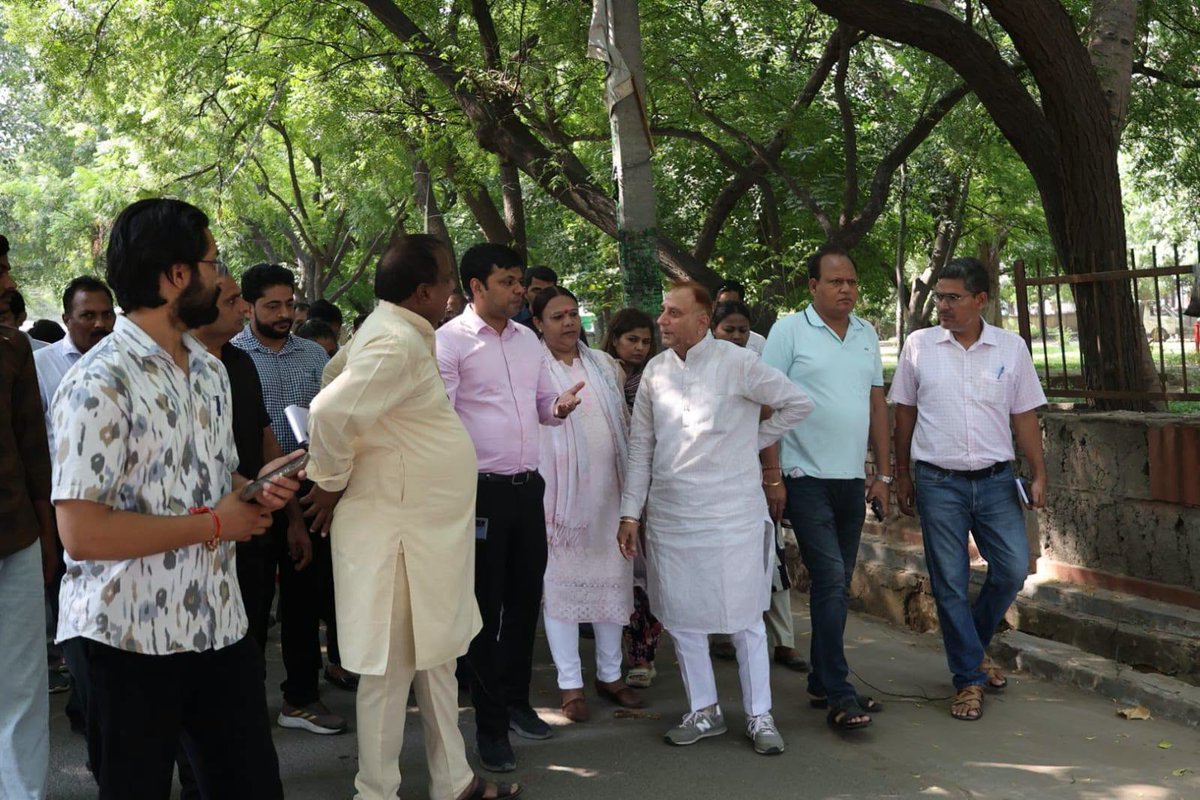 praveshwahi's tweet photo. वार्ड नंबर 43, सुल्तानपुरी-ए में क्षेत्र का निरीक्षण कर चल रहे कार्यों एवं सफाई व्यवस्था का जायजा लिया।

क्षेत्र में स्वच्छता व्यवस्था को और बेहतर बनाने को लेकर संबंधित अधिकारियों को आवश्यक दिशा-निर्देश दिए। इस दौरान क्षेत्रीय निगम पार्षद बॉबी जी, उपायुक्त एवं अन्य संबंधित अधिकारीगण उपस्थित रहे।

#ViksitDelhi #SwachhDelhi #GreenDelhi #JanSeva #MCD