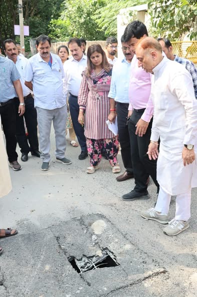 praveshwahi's tweet photo. वार्ड नंबर 43, सुल्तानपुरी-ए में क्षेत्र का निरीक्षण कर चल रहे कार्यों एवं सफाई व्यवस्था का जायजा लिया।

क्षेत्र में स्वच्छता व्यवस्था को और बेहतर बनाने को लेकर संबंधित अधिकारियों को आवश्यक दिशा-निर्देश दिए। इस दौरान क्षेत्रीय निगम पार्षद बॉबी जी, उपायुक्त एवं अन्य संबंधित अधिकारीगण उपस्थित रहे।

#ViksitDelhi #SwachhDelhi #GreenDelhi #JanSeva #MCD