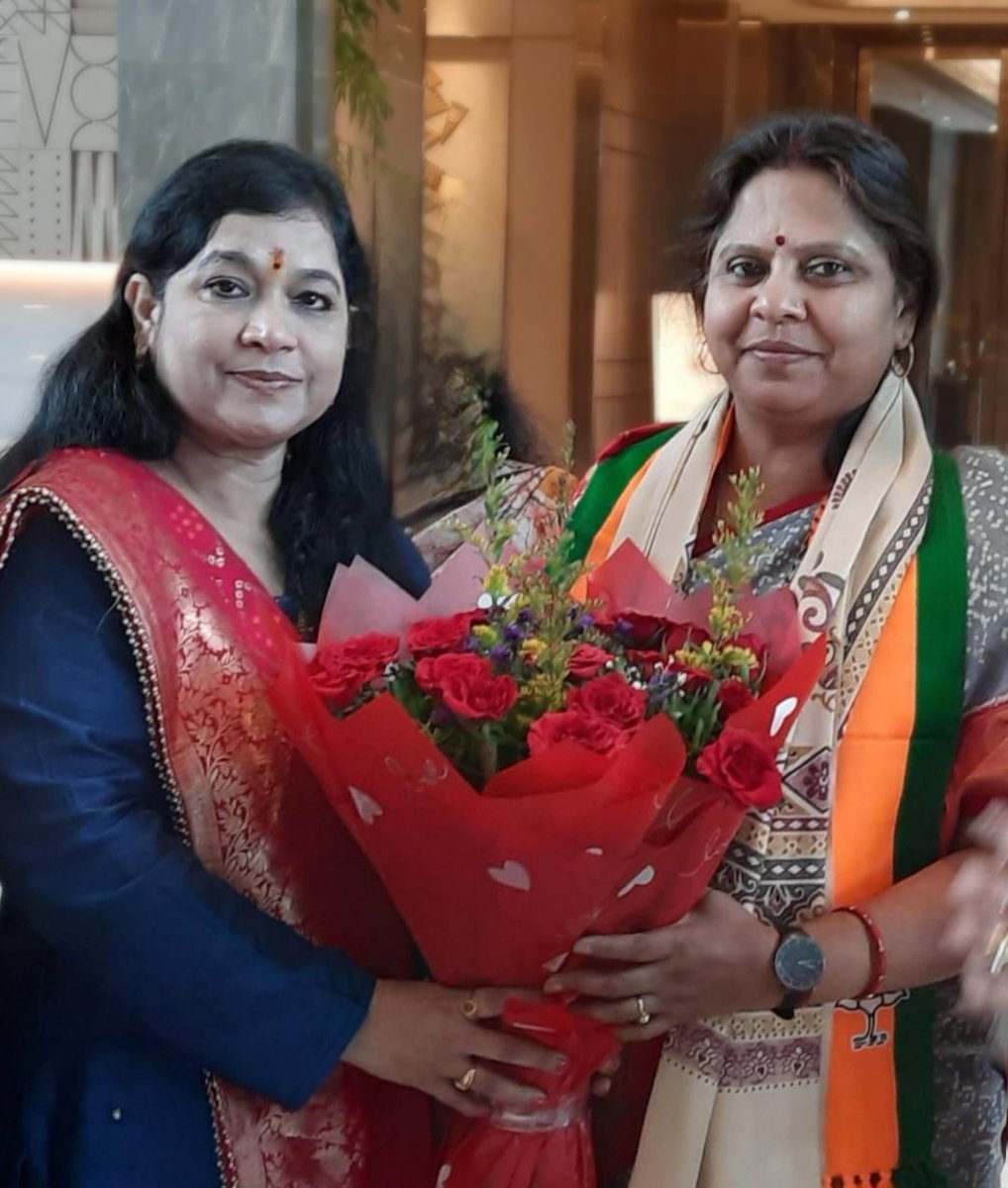 DrNishaSaxena's tweet photo. स्वागत वंदन अभिनंदन 💐
भाजपा महिला मोर्चा की राष्ट्रीय अध्यक्ष आदरणीया दीदी मा.सांसद श्रीमती रूपकुमारी चौधरी जी के भोपाल प्रथम आगमन पर होटल ताज में उनसे आत्मीय भेंट कर स्वागत किया । #BJP #BJP4MP #BJPMM
@blsanthosh @saudansinghbjp @vdsharma @shivprakashbjp @rssorg @narendramodi @AmitShah @RoopkumariBJP @chshekharbjp