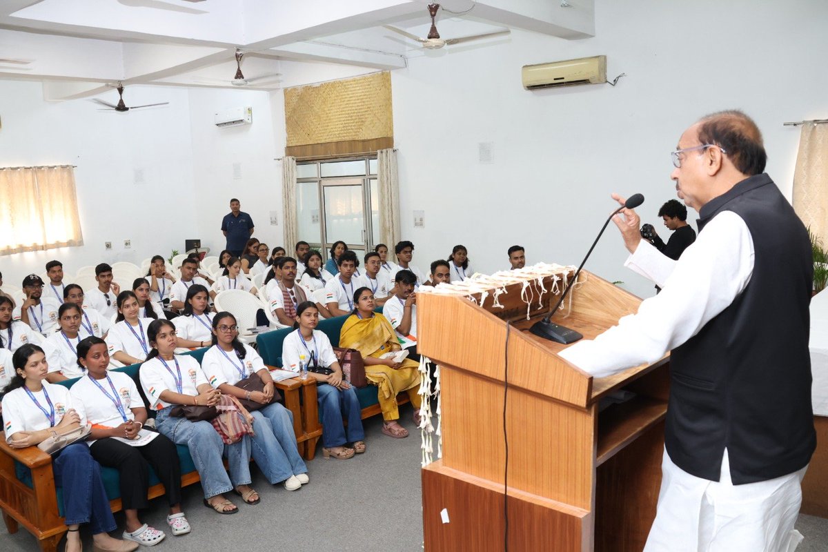 VijayGoelBJP's tweet photo. आज गांधी दर्शन में भाजपा के राष्ट्रीय महासचिव एवं राज्यसभा सांसद श्री विनोद तावड़े जी द्वारा आयोजित प्रशिक्षण शिविर ‘कैंपस टू संसद’ में महाराष्ट्र के 40 विद्यार्थियों से संवाद किया।

मेरा मानना है कि जीवन में बड़े सपने देखने चाहिए और उन्हें साकार करने के लिए निरंतर प्रयास करते रहना चाहिए।
इस अवसर पर शिक्षकों का सम्मान भी किया।

@TawdeVinod @BJP4Delhi @BJP4India