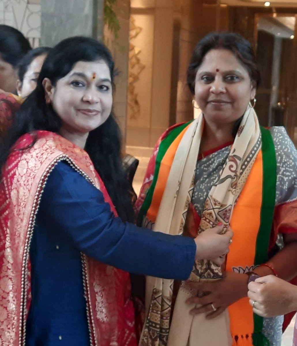 DrNishaSaxena's tweet photo. स्वागत वंदन अभिनंदन 💐
भाजपा महिला मोर्चा की राष्ट्रीय अध्यक्ष आदरणीया दीदी मा.सांसद श्रीमती रूपकुमारी चौधरी जी के भोपाल प्रथम आगमन पर होटल ताज में उनसे आत्मीय भेंट कर स्वागत किया । #BJP #BJP4MP #BJPMM
@blsanthosh @saudansinghbjp @vdsharma @shivprakashbjp @rssorg @narendramodi @AmitShah @RoopkumariBJP @chshekharbjp