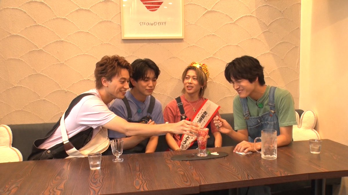 asahi_tv's tweet photo. 👈🏻『#あっちこっちAぇ』👉🏻
⏰きょう深夜0時30分

🎊さいたま市が演出✨ 

⭐スター #末澤誠也 の誕生日を
”でっかく”祝いたい❤️🎂

大好物の極上いちごパフェを
メンバーで仲良く分け合いっこ🍓🍨

本気で欲しい豪華プレゼントを賭けた
ぬるぬる鰻ゲームに挑戦する🎁

#正門良規 #小島健 #佐野晶哉 #Aぇǃgroup