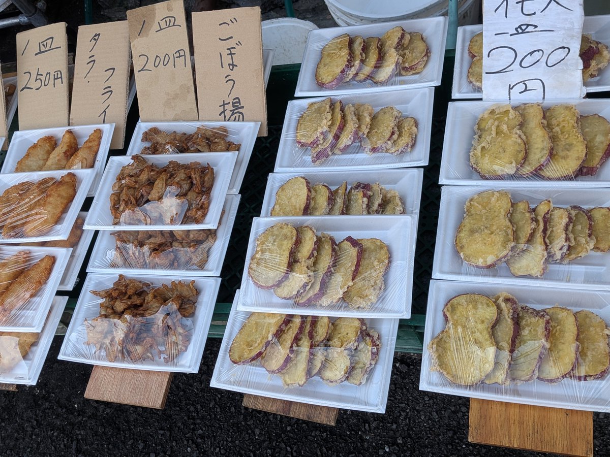 UoyoneShoten's tweet photo. お刺身は中トロ、クジラ、ハモ湯引き、生シラス、イカ、タコ、カンパチ炙り、カワハギ、フグタタキ、大盛りネギトロなど〜
自家製アジのマリネ300円!
天ぷら色々あります。 https://t.co/ofqRzWcK07