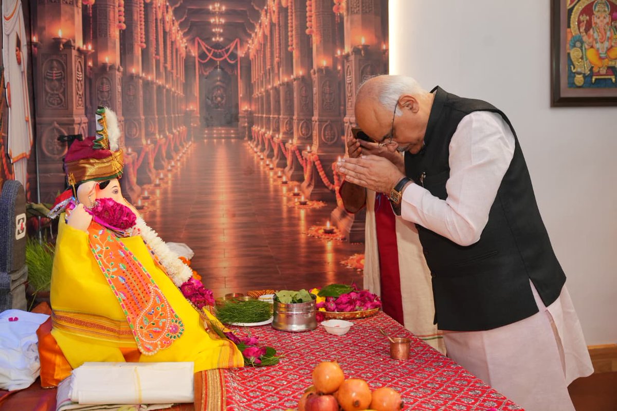 Sunil_Deodhar's tweet photo. आज आवास पर विराजमान #samrastaganesh जी के दर्शन, पूजन एवं आशीर्वाद के लिए @BJP4Delhi नवनियुक्त प्रदेश प्रभारी श्री @Vinay1011 जी का आगमन हुआ।
गणपति बप्पा के चरणों में प्रार्थना है कि उनके नए दायित्व का निर्वहन सफल, सार्थक एवं निर्विघ्न हो ।
गणपति बप्पा मोरया! https://t.co/EFMhM0zBWv