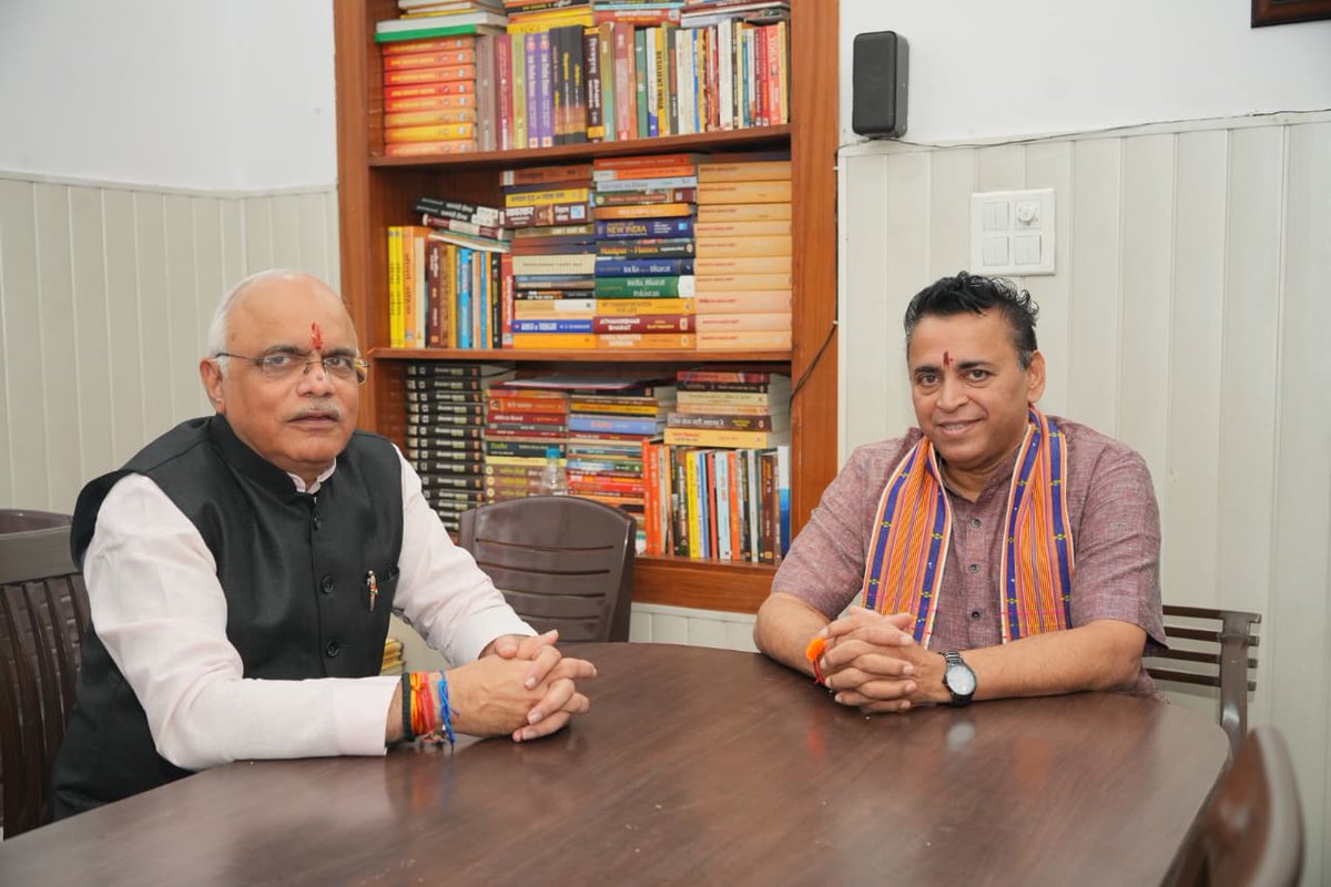 Sunil_Deodhar's tweet photo. आज आवास पर विराजमान #samrastaganesh जी के दर्शन, पूजन एवं आशीर्वाद के लिए @BJP4Delhi नवनियुक्त प्रदेश प्रभारी श्री @Vinay1011 जी का आगमन हुआ।
गणपति बप्पा के चरणों में प्रार्थना है कि उनके नए दायित्व का निर्वहन सफल, सार्थक एवं निर्विघ्न हो ।
गणपति बप्पा मोरया! https://t.co/EFMhM0zBWv