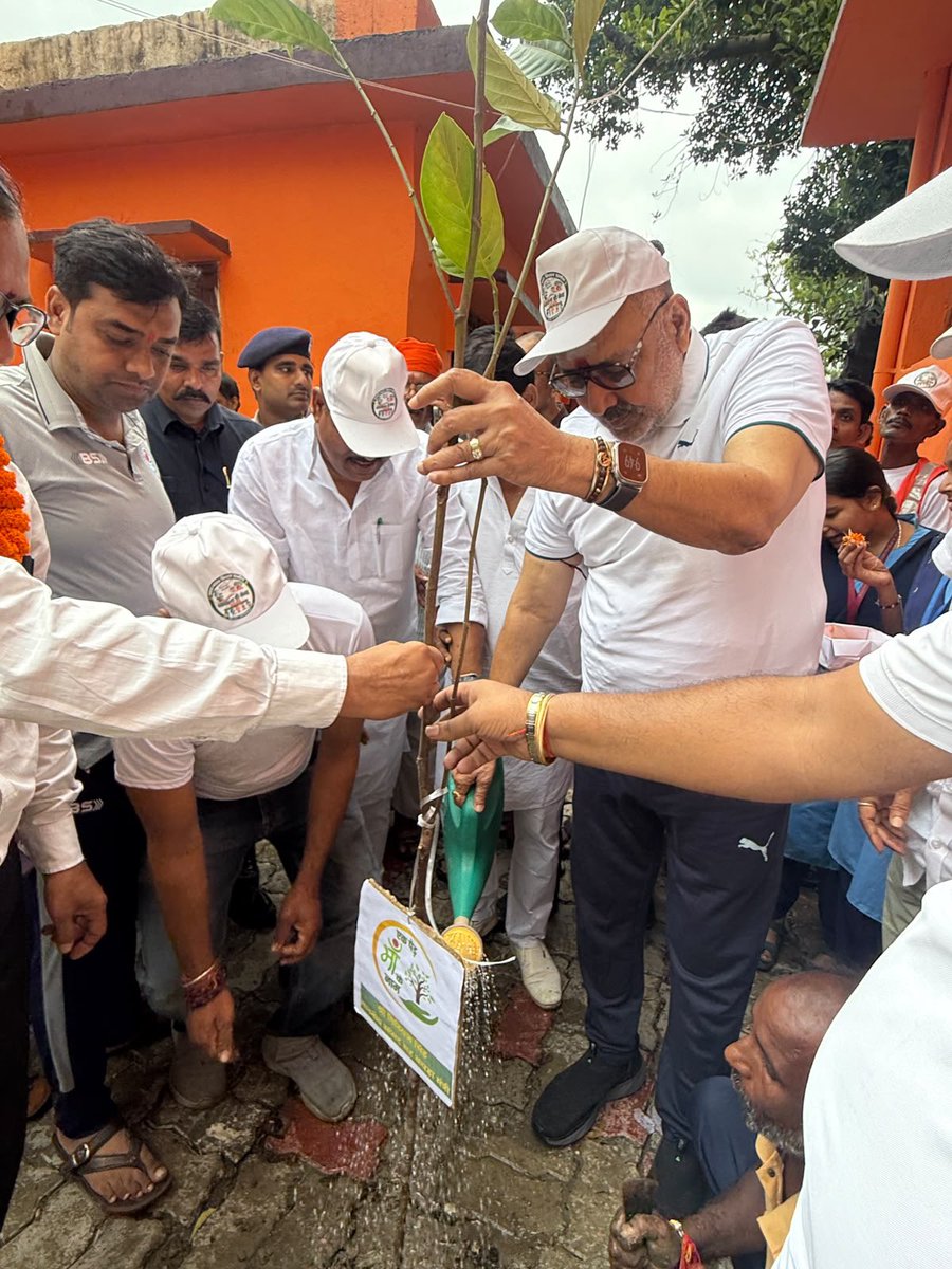 girirajsinghbjp's tweet photo. “एक पेड़ माँ के नाम” अभियान के तहत बेगूसराय के नावकोठी में पौधारोपण किया।

माँ के प्रति सम्मान और प्रकृति के प्रति जिम्मेदारी का यह सुंदर संकल्प आने वाली पीढ़ियों के लिए हरियाली और स्वच्छ पर्यावरण का संदेश है। https://t.co/AjxwYXCloK