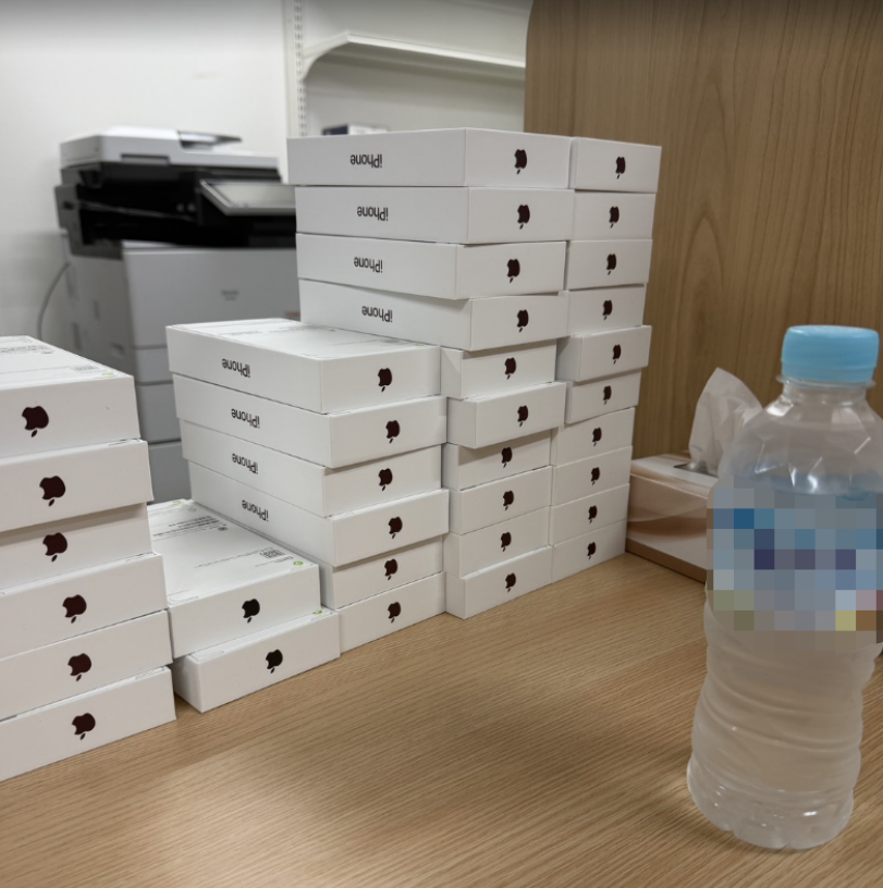 morimorikaitori's tweet photo. あちちちち🔥🔥🔥
【高田馬場店】iPhone18がドドドっと大量持ち込み📱
箱を積んだらこの高さ…ペットボトルと比べてください😂
大口様大歓迎です！！ご来店お待ちしてます✨
#森森買取 #高田馬場 #iPhone買取 #iPhone18 #iPhone18Pro #Apple https://t.co/HyunpEHxgU