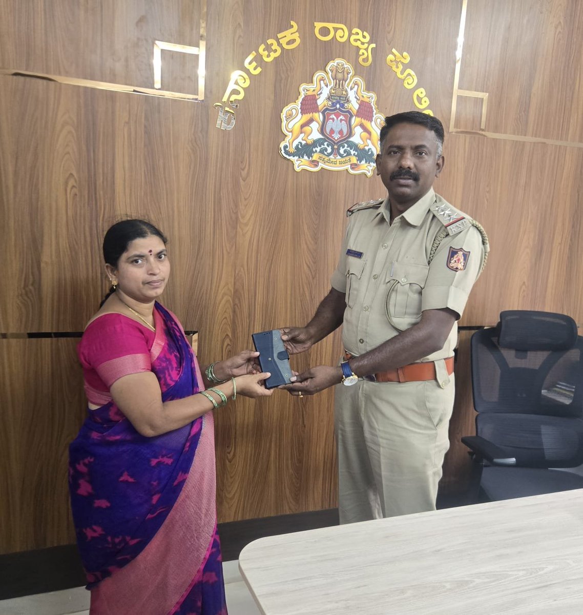 SuryanagaraPS's tweet photo. ಸೂರ್ಯನಗರ ಪೊಲೀಸ್ ಠಾಣೆಯ  e lost complaint number  2410182/2026 ನಲ್ಲಿ ಪತ್ತೆಯಾದ vivo Y115g ಮೊಬೈಲ್ ಅನ್ನು ಈ ದಿನ ದಿನಾಂಕ: 22/09/2026ರಂದು ಪತ್ತೆಮಾಡಿ ಅರ್ಜಿದಾರರಿಗೆ ಹಿಂತಿರುಗಿಸಿರುತ್ತೆ.
ನಿಮ್ಮ ಮೊಬೈಲ್ ಕಳೆದುಹೋದರೆ ಮೊದಲು KSP ಆಪ್ ನಲ್ಲಿ E-lost ರಿಪೋರ್ಟ್ ದಾಖಲಿಸಿ ನಂತರ CEIR ಪೋರ್ಟಲ್ ನಲ್ಲಿ ದೂರು ದಾಖಲಿಸಿ. https://t.co/m1hTIXc2WJ