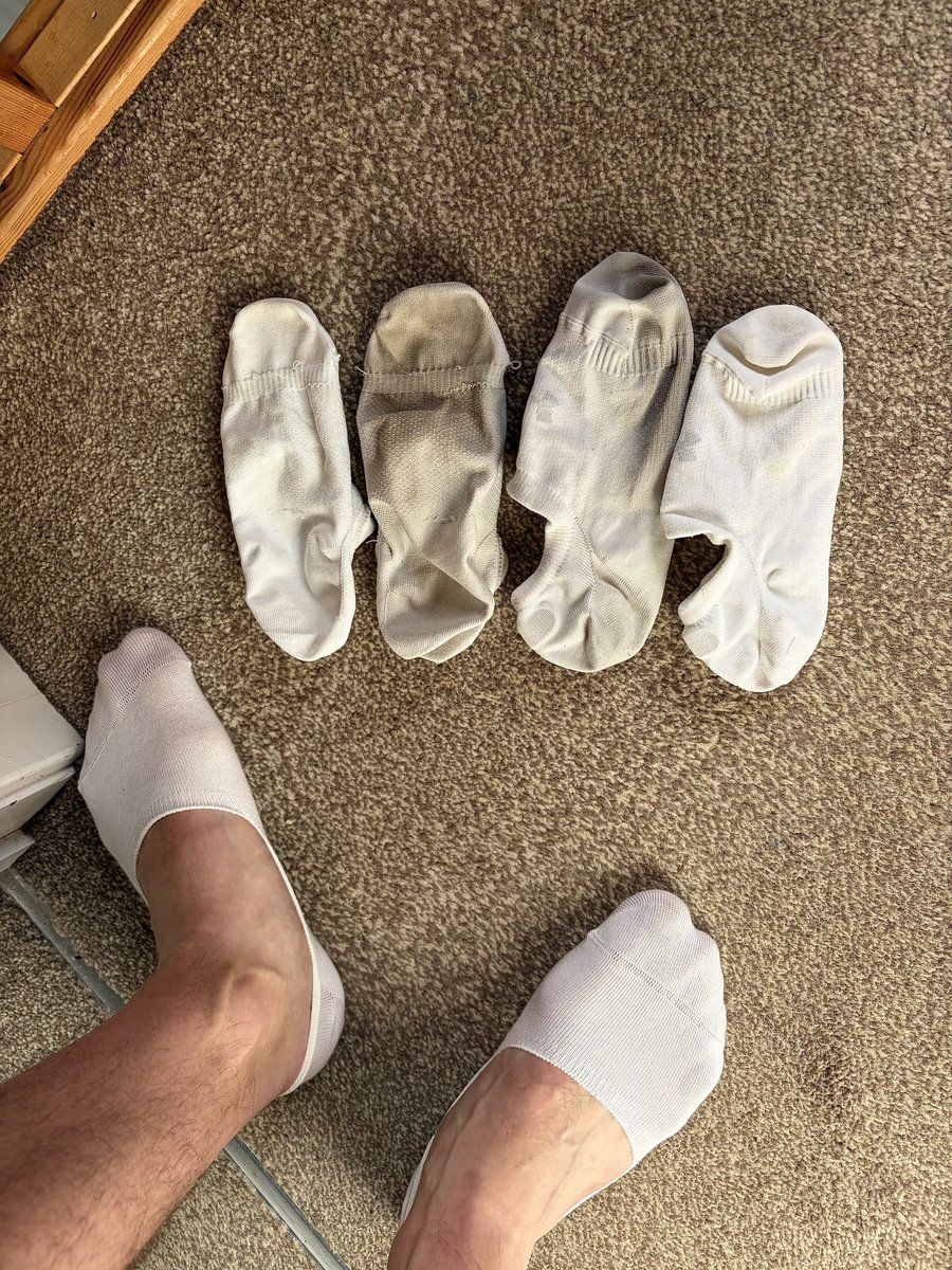 SniffTheGreat's tweet photo. Before and after of my sweaty feet and white UA socks. Pure salt 👹 https://t.co/MCguOHehXV