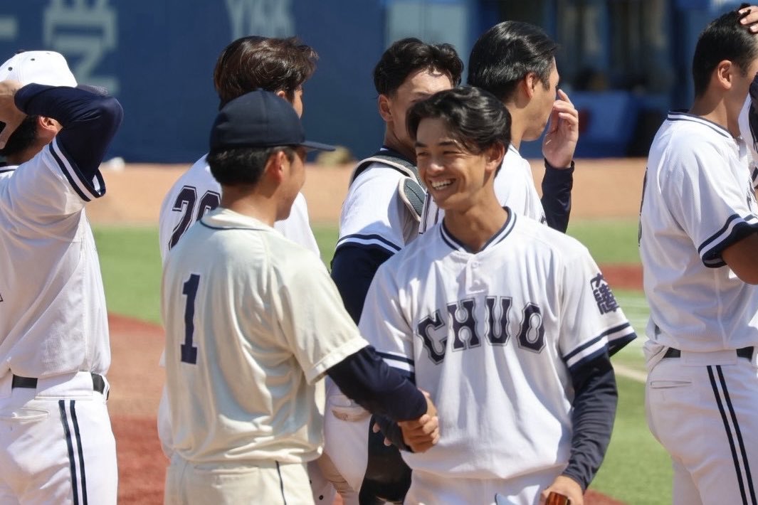 chuo_bbc's tweet photo. 【仲間からライバルへ⚾️】

聖光学院高校時代にチームメイトとして
切磋琢磨した、

國學院大學・赤堀颯選手と
中央大学・安田淳平。

それぞれのチームで主将を務め、大学4年間の集大成となる最後の対戦を終えました。

@kokugakuinbbc https://t.co/ibKAYrwQDO