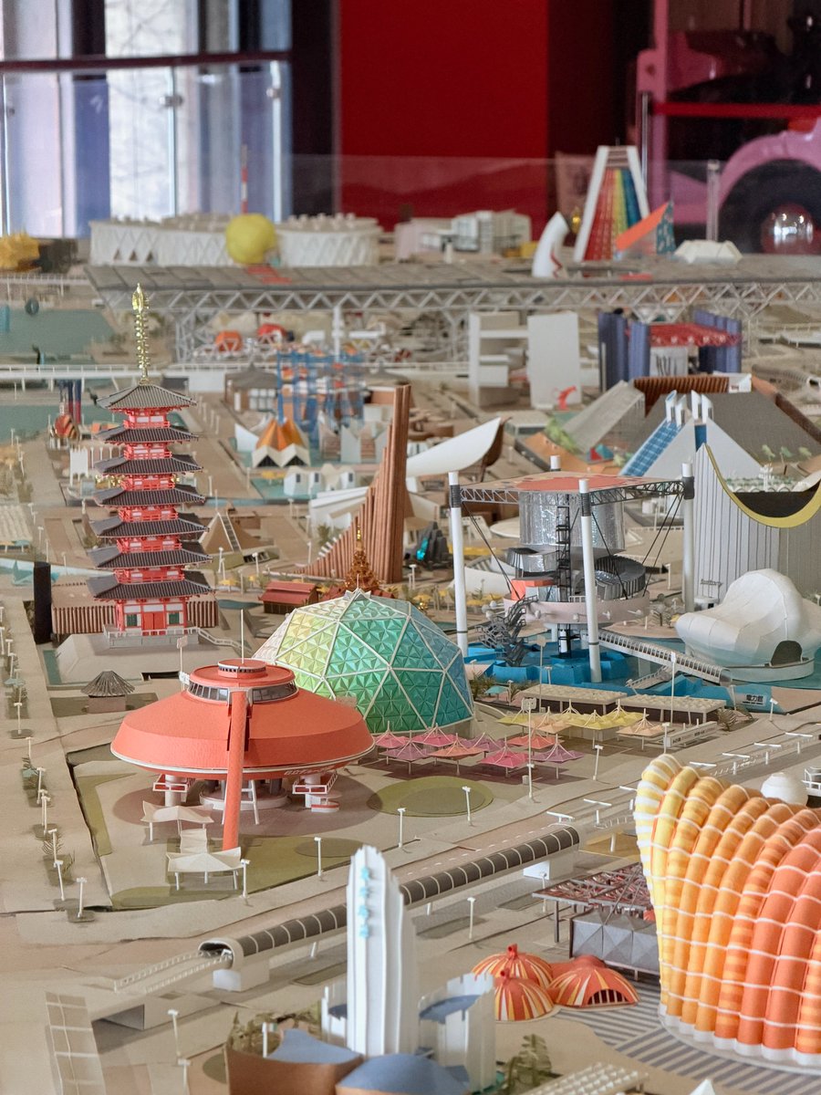 expo70park_jp's tweet photo. 「紙」で再現された、1970年大阪万博の会場。
太陽の塔やパビリオン、日本庭園まで細かく作り込まれたペーパークラフトです👀

📍万博記念公園 EXPO'70パビリオン https://t.co/7BXaQsH0VV