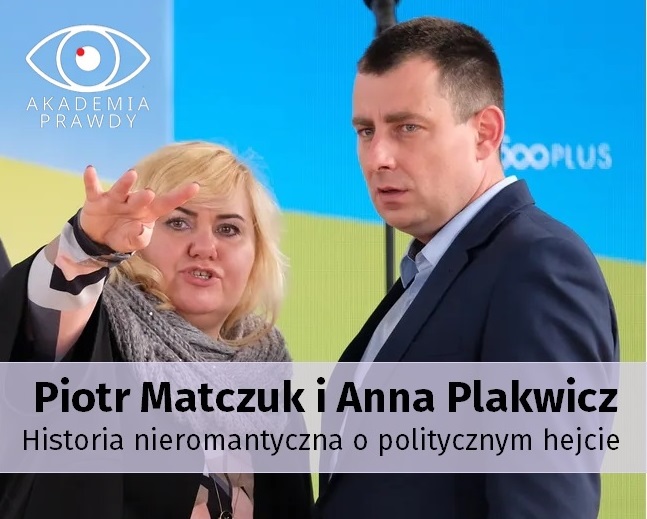 AkademiaPrawdy's tweet photo. Piotr Matczuk i Anna Plakwicz. Historia nieromantyczna o politycznym hejcie

W środę 23 września 2026 poranek w TV Republika upłynął pod znakiem wielkiego lamentu, bo komentowano fakt zatrzymania Piotra Matczuka i Anny Plakwicz w związku ze sprawą malwersacji pieniędzy z Polskiej Fundacji Narodowej. Lament wynikał z tego, że Piotr Matczuk był ostatnio stałym współpracownikiem TV Republika. Ale przecież nie zatrzymano go za działalność dziennikarską. Anna Plakwicz też jest bliska sercu pana X, bo przecież ostatnio pracowała dla Karola Nawrockiego. Jej, z kolei, nie zatrzymano za kampanie zlecone przez KPRP.

Przez lata byli jednymi z najbardziej wpływowych ludzi od politycznego PR-u obozu PiS. Pracowali przy kampaniach wyborczych PiS i Andrzeja Dudy, współtworzyli przekaz rządu Beaty Szydło, pojawiali się także przy innych ważnych projektach politycznych.

Ich nazwiska na trwałe związały się z kampanią „Sprawiedliwe sądy”. Potem przyszły pytania o działalność ich firmy Solvere, pieniądze Polskiej Fundacji Narodowej, państwowe posady i sposób prowadzenia politycznej komunikacji. 23 września 2026 rano CBA zatrzymało w Warszawie Piotra Matczuka i Annę Plakwicz, działając na polecenie Prokuratury Regionalnej w Rzeszowie. Oboje zostali przewiezieni do Rzeszowa.

Historia tej pary to historia, w której polityka, państwowe instytucje, reklama i media przez lata splatały się ze sobą wyjątkowo mocno. Matczuk i Plakwicz należeli do grona ludzi odpowiedzialnych za komunikację i wizerunek Prawa i Sprawiedliwości. Pracowali przy kampaniach wyborczych, w tym przy kampanii parlamentarnej z 2015, wygranej przez PiS. Po wygranych wyborach oboje znaleźli się w KPRM.

Plakwicz kierowała Departamentem Obsługi Medialnej. Matczuk został dyrektorem Centrum Informacyjnego Rządu. Ich kariera nabrała tempa dzięki bliskiej współpracy z Beatą Szydło. Z czasem pojawiły się jednak napięcia. Jednym z punktów zapalnych był wyjazd Mateusza Morawieckiego do Stanów Zjednoczonych, który Plakwicz i Matczuk współorganizowali, gdy był on wicepremierem. Według relacji cytowanych przez „Newsweek” wydarzenie zostało odebrane przez część otoczenia Szydło jako przejście duetu na stronę Morawieckiego.

W 2017 Plakwicz i Matczuk założyli spółkę Solvere. Problem polegał na tym, że formalnie byli wówczas jeszcze pracownikami Kancelarii Premiera. Akt notarialny spółki podpisano 8 maja 2017. Według późniejszych ustaleń prokuratury założenie firmy w tym okresie naruszało przepisy ustawy antykorupcyjnej. Jednak postępowanie dotyczące odpowiedzialności karnej zakończyło się odmową wszczęcia śledztwa - prokuratura uznała, że naruszenie miało charakter niezawiniony.

Sprawa Solvere nabrała jednak zupełnie innego znaczenia, kiedy firma dostała zlecenie od Polskiej Fundacji Narodowej. Jesienią 2017 PFN uruchomiła kampanię „Sprawiedliwe sądy”. Formalnie chodziło o informowanie opinii publicznej o reformie wymiaru sprawiedliwości. W praktyce kampania stała się jednym z najbardziej rozpoznawalnych przykładów ostrego, a wręcz odrażającego politycznego hejtu tamtego okresu. Faktycznym celem było zohydzenie całej grupy zawodowej, a mianowicie sędziów. Wszystko po to, by przygotować grunt pod akcję podporządkowania całego sądownictwa partii PiS.

W całym kraju pojawiły się billboardy przedstawiające przypadki sędziów, które miały obrazować patologie wymiaru sprawiedliwości. Wykorzystywano pojedyncze, skrajne przypadki albo nawet kłamstwa do budowania negatywnego obrazu całego środowiska sędziowskiego. Były tam np. historie sędziego, który wiele lat wcześniej ukradł kiełbasę o wartości kilku złotych i innego sędziego, który ukradł element osprzętu do wiertarki.

Niewątpliwie była to kampania oczerniająca sędziów i szerząca polityczną propagandę za pieniądze pochodzące od państwowych spółek i przeznaczone na prowadzenie akcji promujących Polskę za granicą. Kontrowersje nie ograniczyły się do samej treści billboardów. Solvere otrzymało za kampanię około 1,2 mln zł. Według informacji Polskiego Radia było to około 1,19 mln zł. Już w listopadzie 2018 sąd uznał kampanię za niezgodną ze statutem PFN. To dziś główny wątek śledztwa prowadzonego przez Prokuraturę Regionalną w Rzeszowie.

Ich działalność budziła kontrowersje także z powodu charakteru politycznego marketingu, który uprawiali. Przekaz opierał się na mocnym podziale „my–oni”, eksponowaniu zagrożeń i emocji. To zasadniczo już nie był polityczny marketing lecz polityczny hejt.

Po okresie działalności w KPRM ich kariery nadal były związane z państwem. Matczuk w 2018 ponownie został szefem Centrum Informacyjnego Rządu, już za czasów premiera Mateusza Morawieckiego. Później pracował także w sektorze państwowym i zajmował się komunikacją. W 2026 został komentatorem Telewizji Republika. Plakwicz obejmowała kolejne stanowiska związane z komunikacją i marketingiem w instytucjach państwowych. Pracowała w resorcie obrony, a później w państwowych spółkach. Obecnie jest dyrektorką Biura Wydarzeń Prezydenta w Kancelarii Karola Nawrockiego. Zaczynali jako zaplecze komunikacyjne PiS, a dziś znowu są zapleczem komunikacyjnym PiS.

Sprawa haniebnej kampanii „Sprawiedliwe sądy” nie zakończyła się wraz z końcem politycznej burzy sprzed dziewięciu lat. W lipcu 2026 funkcjonariusze CBA zatrzymali byłego prezesa PFN Cezarego Jurkiewicza oraz byłego członka zarządu Fundacji Macieja Świrskiego. Prokuratura zarzuciła im nadużycie uprawnień i niedopełnienie obowiązków przy realizacji i finansowaniu kampanii.

https://t.co/04DIbmW3j2

Według Prokuratury Regionalnej w Rzeszowie kampania była sprzeczna z celami statutowymi PFN, a Fundacja miała ponieść szkodę w wysokości co najmniej 8.428.542,74 zł. Śledczy twierdzą również, że wbrew przepisom o finansowaniu partii politycznych przekazano PiS i Solidarnej Polsce świadczenia niepieniężne w postaci usług marketingu politycznego. Podejrzani nie przyznali się do winy.

Nie może dziwić, że TV Republika bardzo szybko nadała sprawie polityczny kontekst. Poinformowała o zatrzymaniu jako o zatrzymaniu „naszego dziennikarza”. Prezes Republiki Tomasz Sakiewicz określił działania służb wobec Matczuka i Plakwicz jako demonstrację siły władzy. Wskazywał też, że sprawa dotyczy wydarzeń sprzed dziewięciu lat i kwestionował potrzebę zatrzymania zamiast wezwania do prokuratury. W sumie to Sakiewicz broni także siebie. Powiedział „musimy trzymać się razem” w swojej telewizji i coś w tym jest, bo nigdzie na świecie nie ma drugiej takiej telewizji nasyconej najbardziej skompromitowanymi i zdegenerowanymi pracownikami medialnymi.

Wieczorem 23 września Prokuratura Regionalna w Rzeszowie opublikowała komunikat o zarzutach, przeprowadzonych czynnościach i zastosowaniu wolnościowych środków zapobiegawczych. Skomentował to na X minister Waldemar Żurek (@w_zurek):
„Ponad 8,4 miliona złotych z Polskiej Fundacji Narodowej poszło na ukryte finansowanie kampanii politycznych PiS i Solidarnej Polski. Nowe fakty w śledztwie ws. „Sprawiedliwych Sądów” pokazują skalę bezczelnego drenowania publicznych środków.
Byłym członkom zarządu Solvere przedstawiono poważne zarzuty (https://t.co/HbOEqI3o3b. art. 296 k.k.), a grożąca im kara to nawet 10 lat więzienia. Państwo krok po kroku rozlicza polityczną hucpę.”

autor: @GasewiczJarek dla @AkademiaPrawdy

źródła: TV Republika, OKOpress, Newsweek, ONET, TVPinfo, Prokuratura, X

ilustracja: Piotr Matczuk i Anna Plakwicz